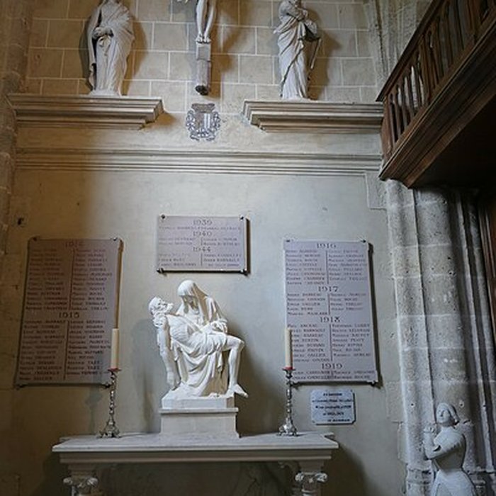 Photo de Église Saint-Martin de Beaune-la-Rolande et une croix