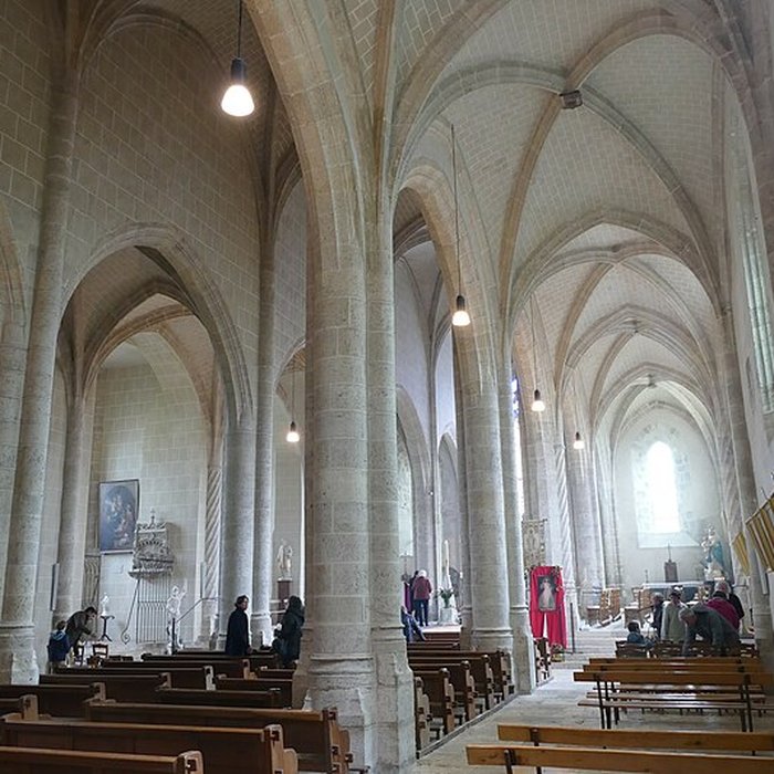 Photo de Église Saint-Martin de Beaune-la-Rolande et une croix