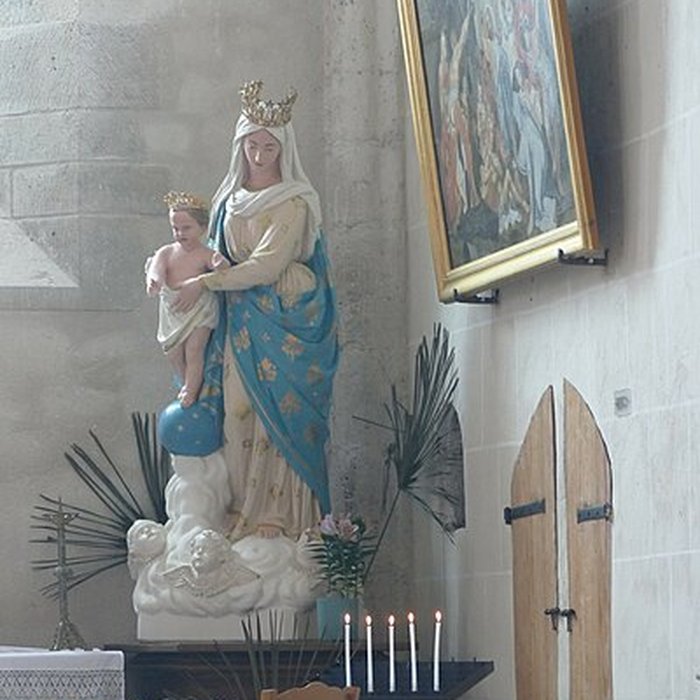 Photo de Église Saint-Martin de Beaune-la-Rolande et une croix
