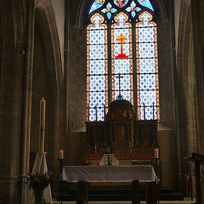 Photo de Église Saint-Martin de Beaune-la-Rolande et une croix