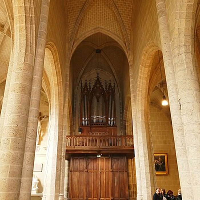 Photo de Église Saint-Martin de Beaune-la-Rolande et une croix