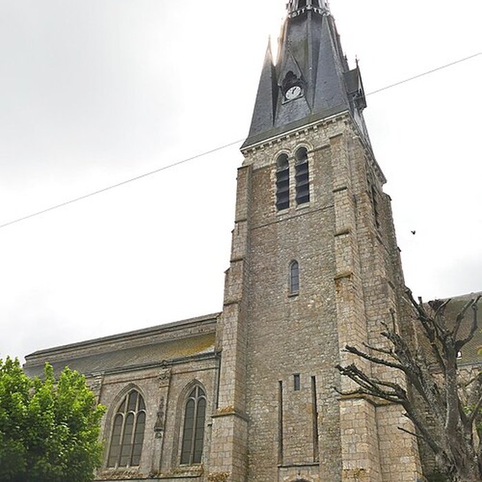 Photo de Église Saint-Martin de Beaune-la-Rolande et une croix