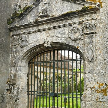 Église Saint-Martin de Beaune-la-Rolande et une croix