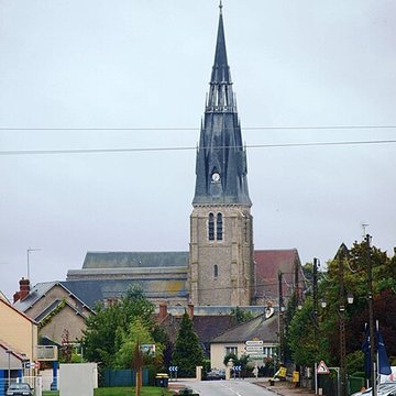 Église Saint-Martin de Beaune-la-Rolande et une croix