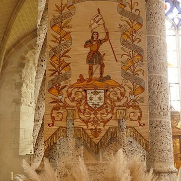 Église Saint-Martin de Beaune-la-Rolande et une croix