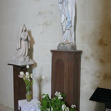 Église Saint-Martin de Beaune-la-Rolande et une croix