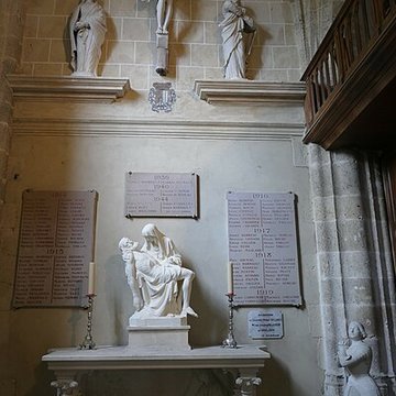 Église Saint-Martin de Beaune-la-Rolande et une croix