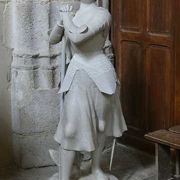Église Saint-Martin de Beaune-la-Rolande et une croix