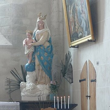 Église Saint-Martin de Beaune-la-Rolande et une croix