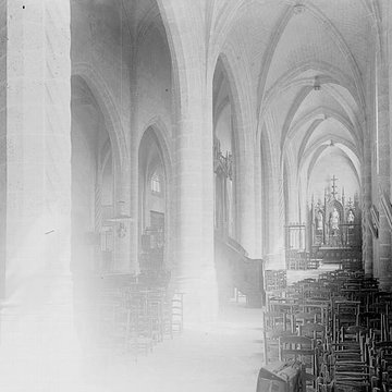 Église Saint-Martin de Beaune-la-Rolande et une croix