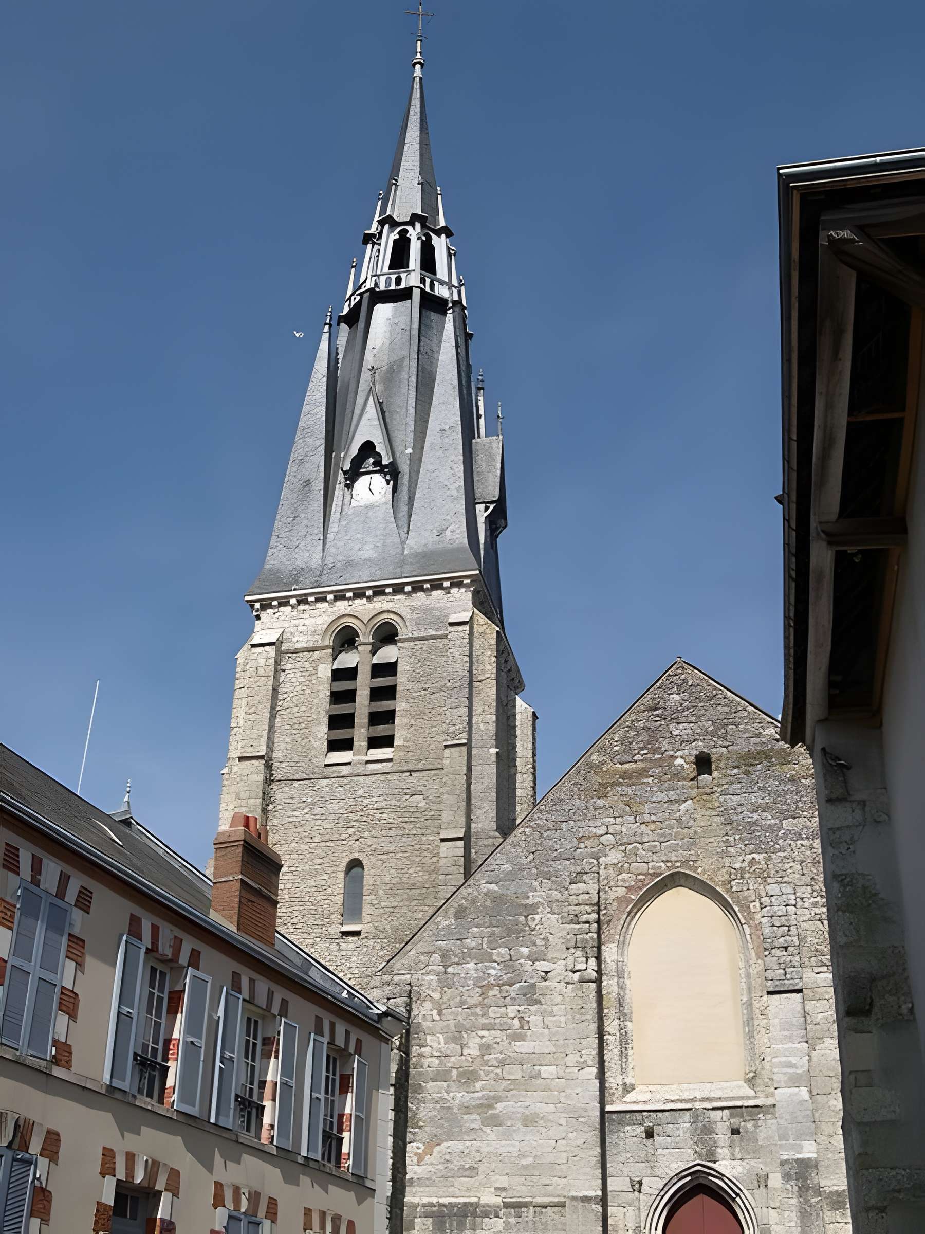 Église Saint-Martin de Beaune-la-Rolande et une croix 