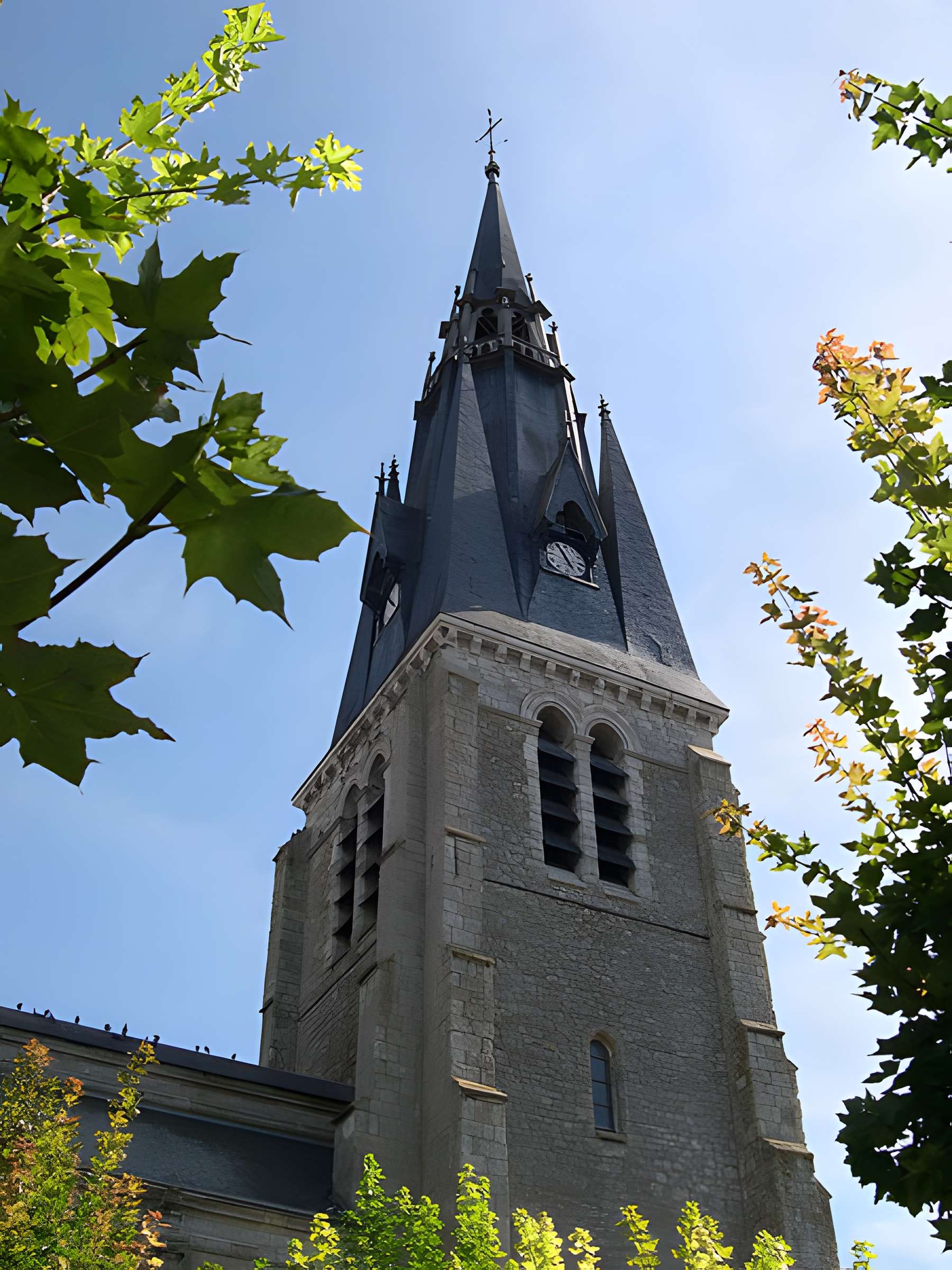 Église Saint-Martin de Beaune-la-Rolande et une croix