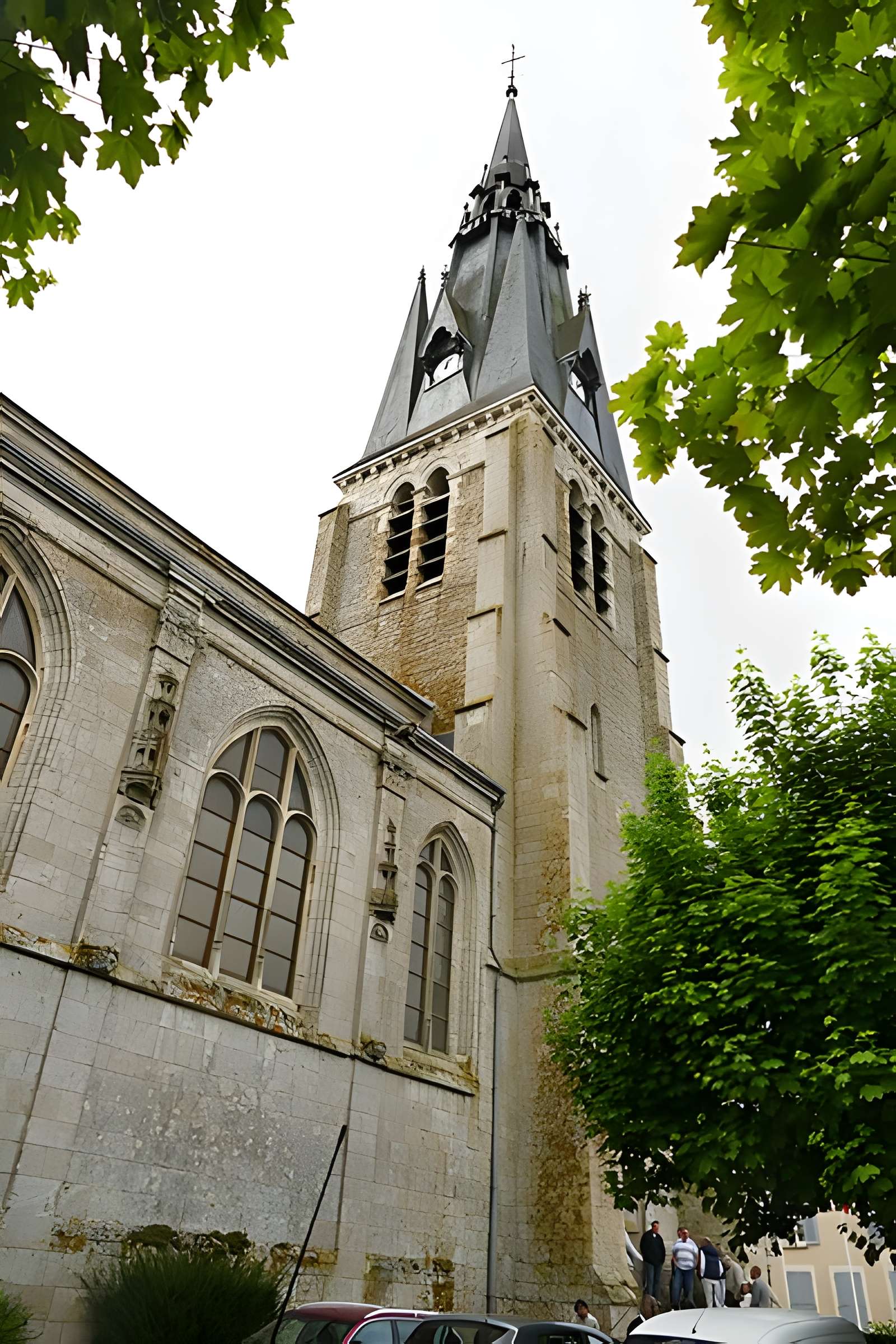 Église Saint-Martin de Beaune-la-Rolande et une croix