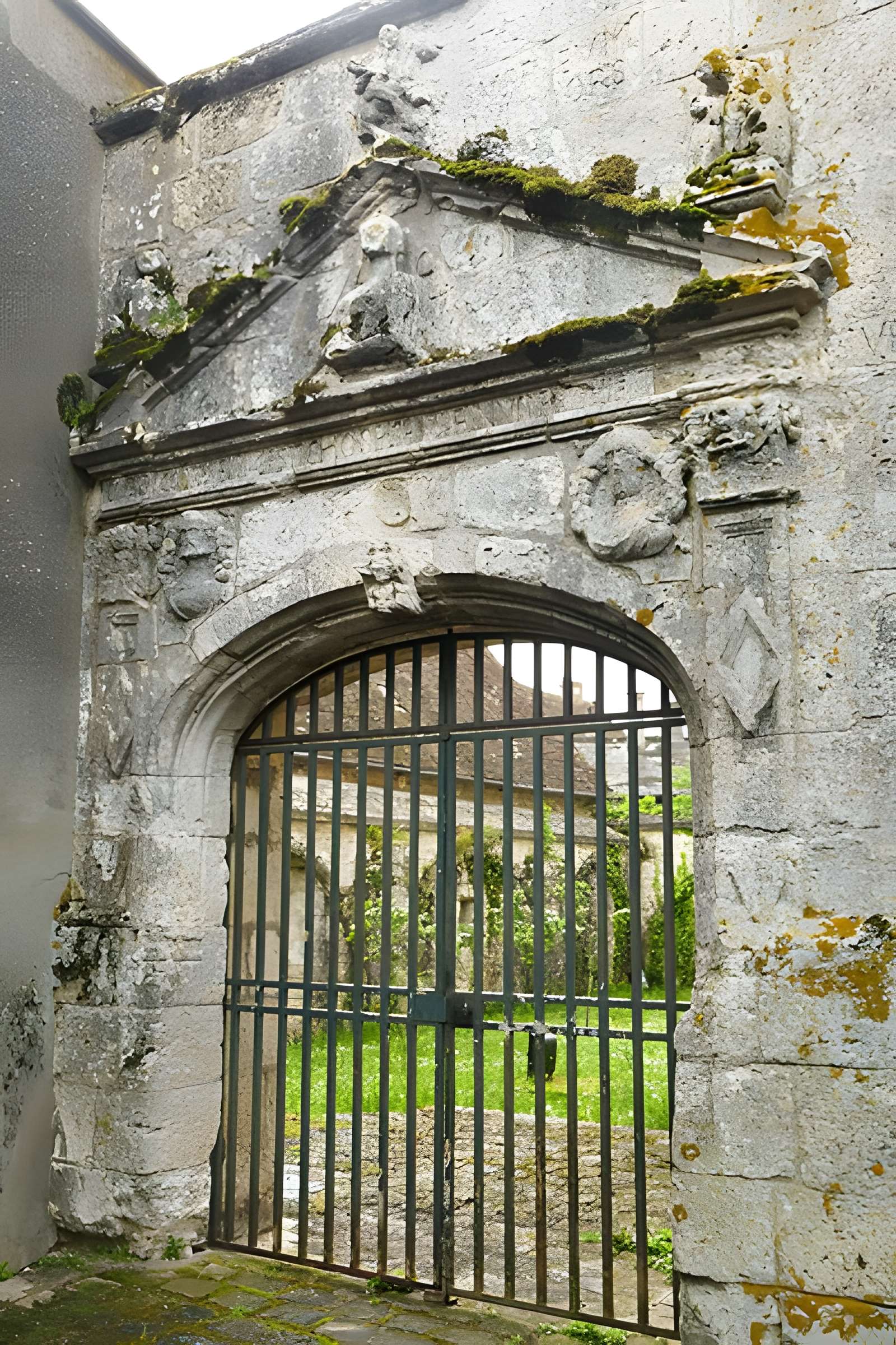 Église Saint-Martin de Beaune-la-Rolande et une croix