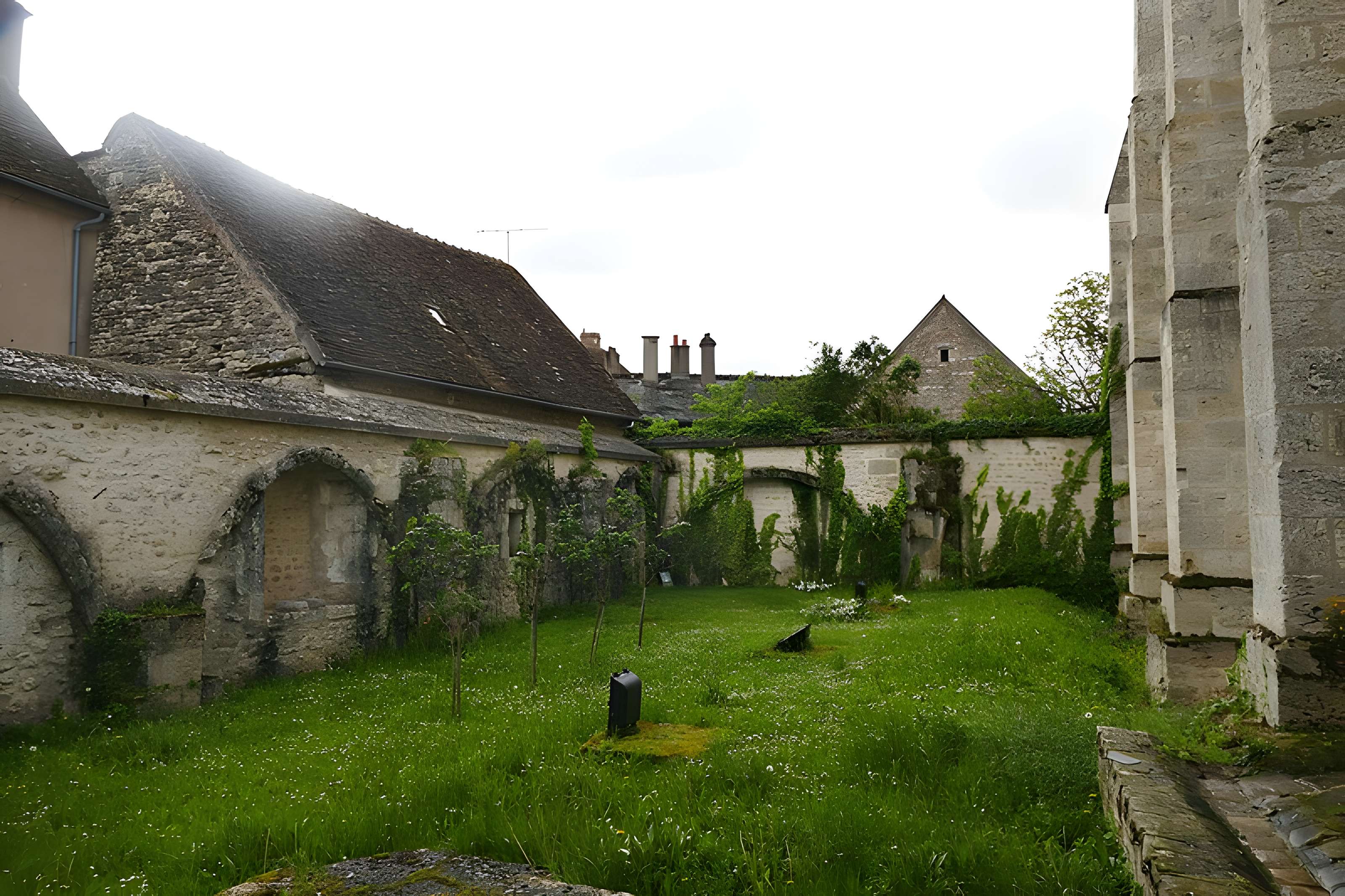 Église Saint-Martin de Beaune-la-Rolande et une croix