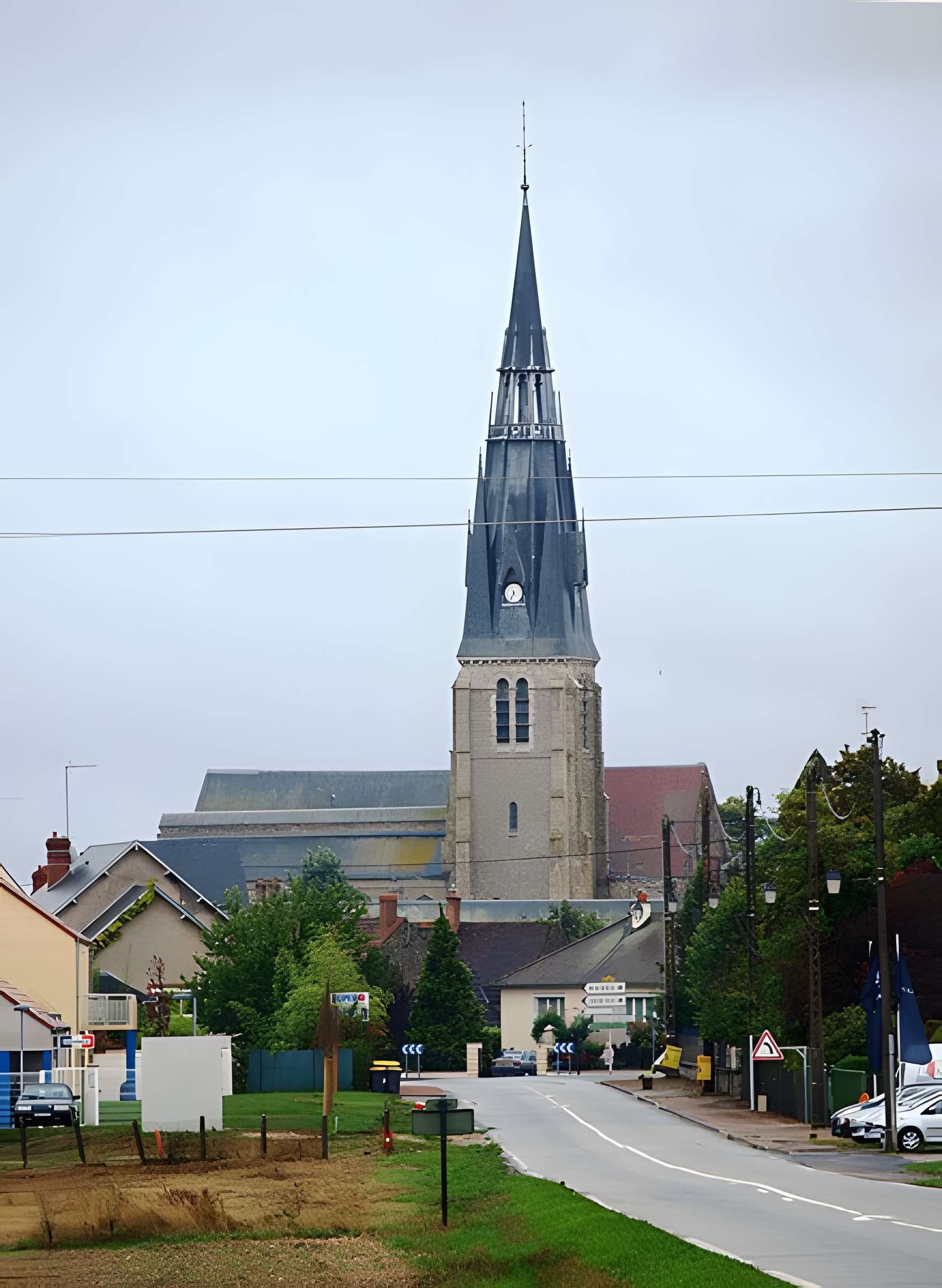 Église Saint-Martin de Beaune-la-Rolande et une croix