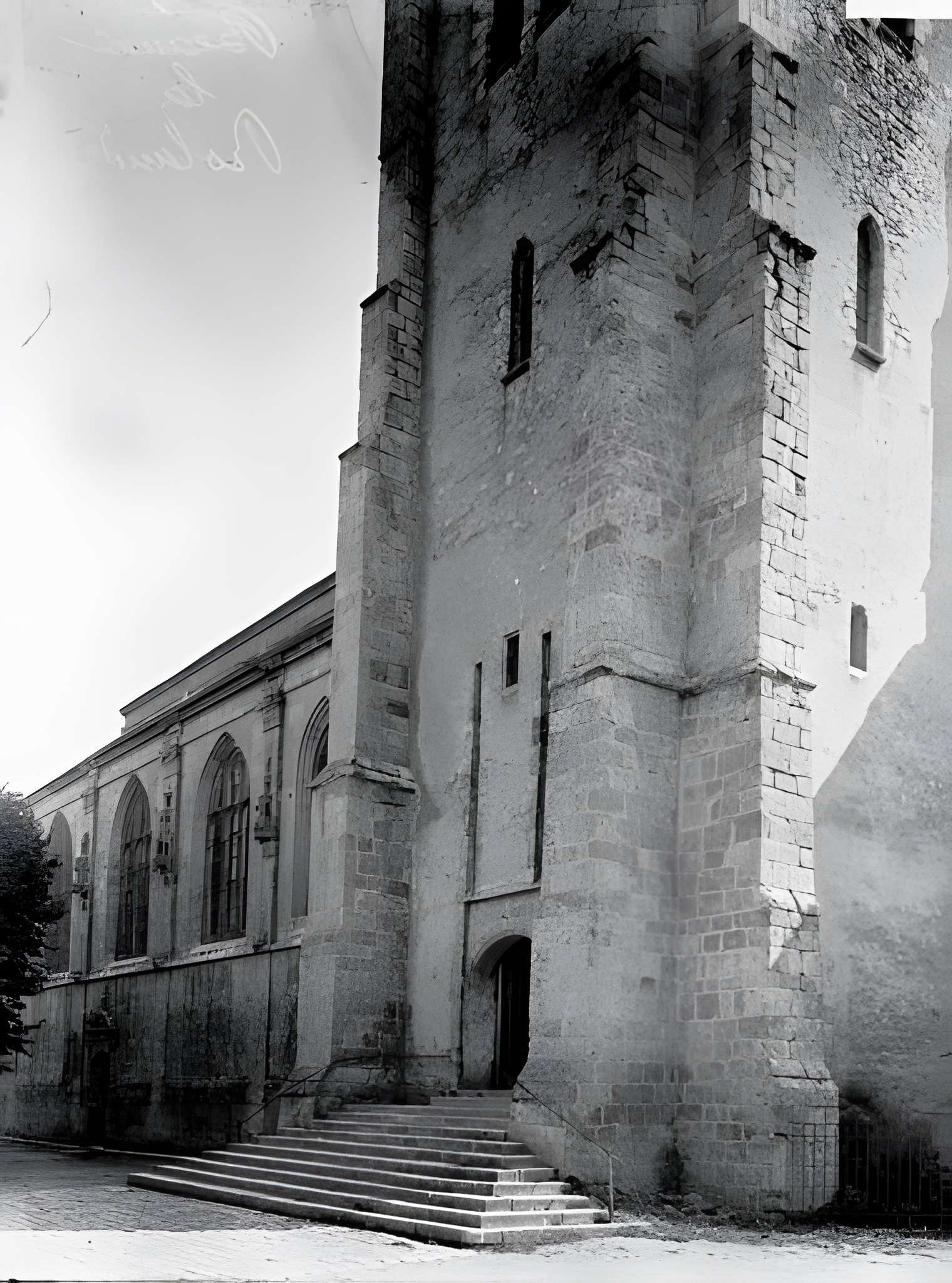 Église Saint-Martin de Beaune-la-Rolande et une croix
