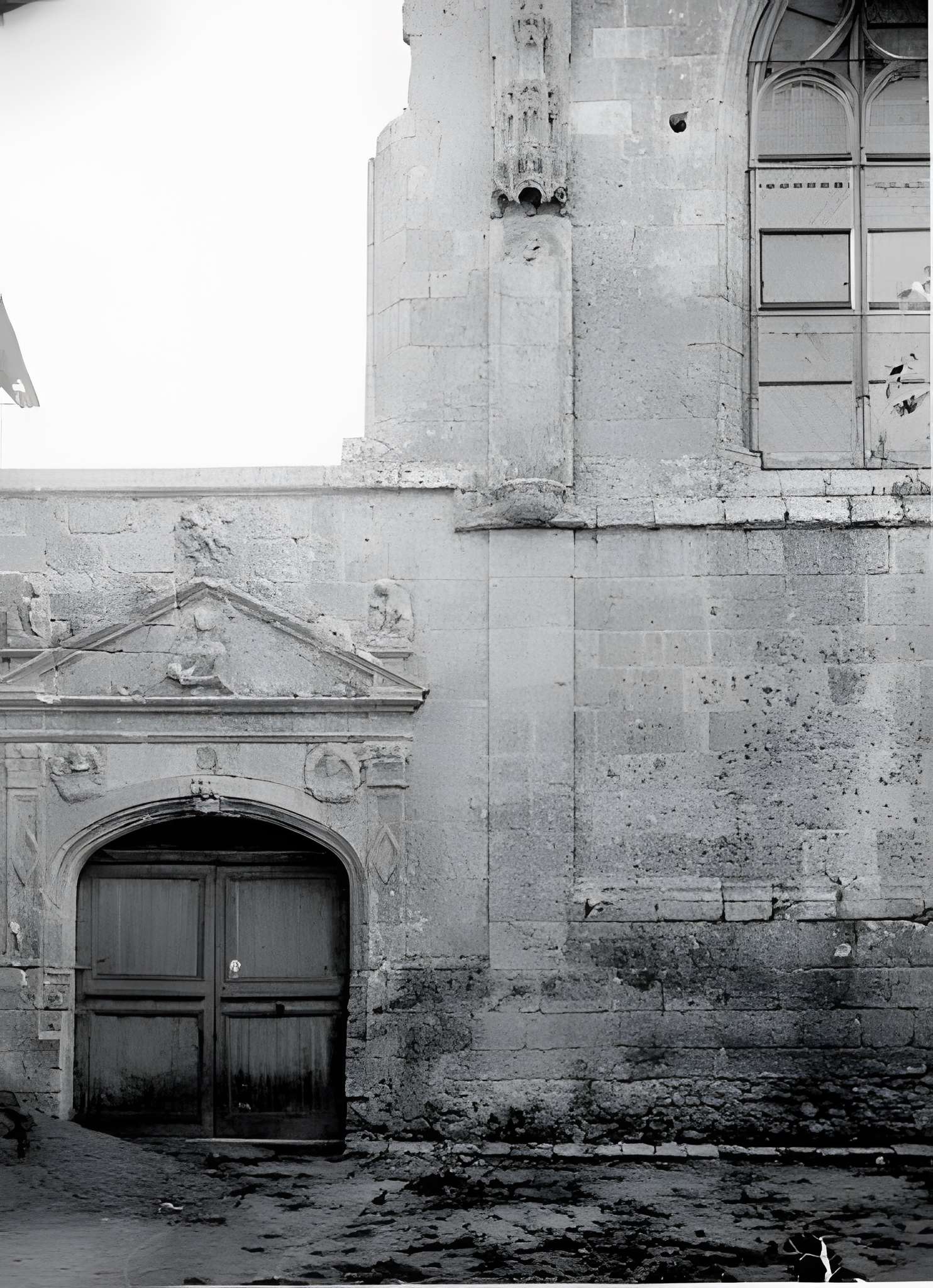 Église Saint-Martin de Beaune-la-Rolande et une croix