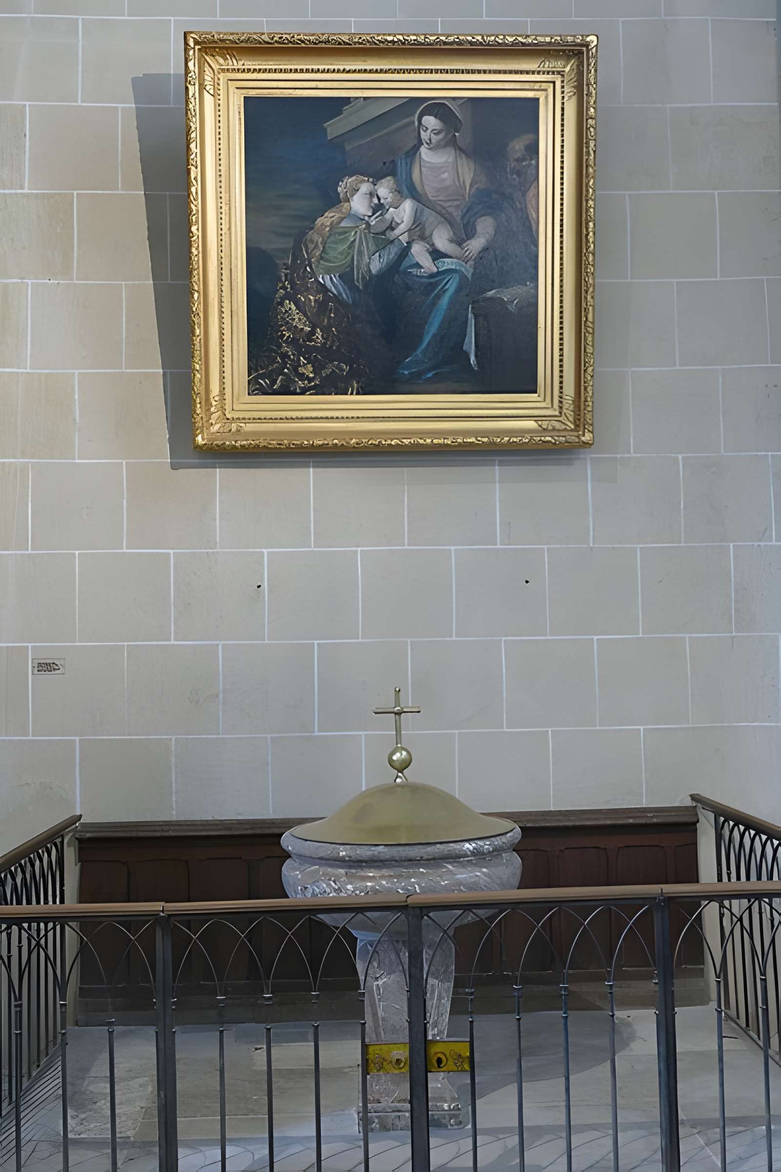 Église Saint-Martin de Beaune-la-Rolande et une croix