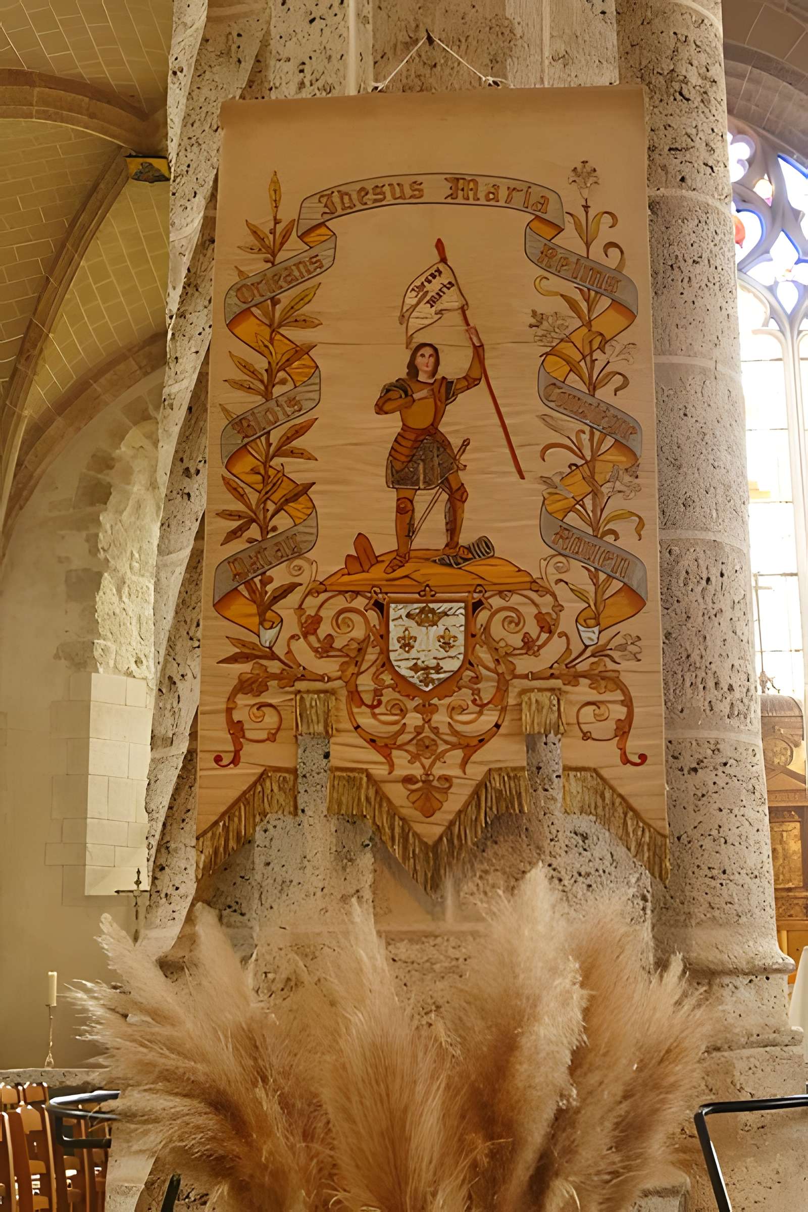 Église Saint-Martin de Beaune-la-Rolande et une croix