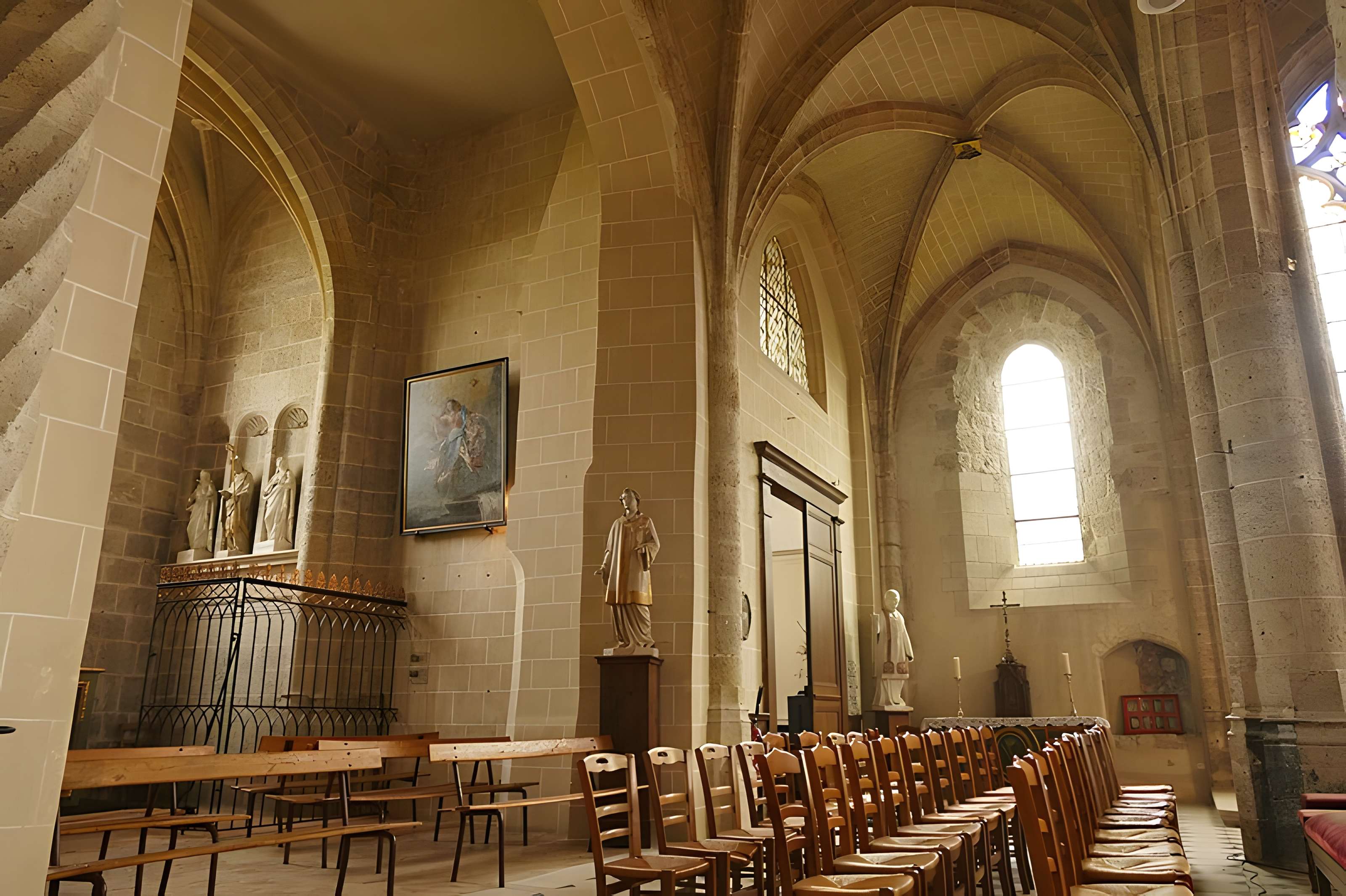 Église Saint-Martin de Beaune-la-Rolande et une croix
