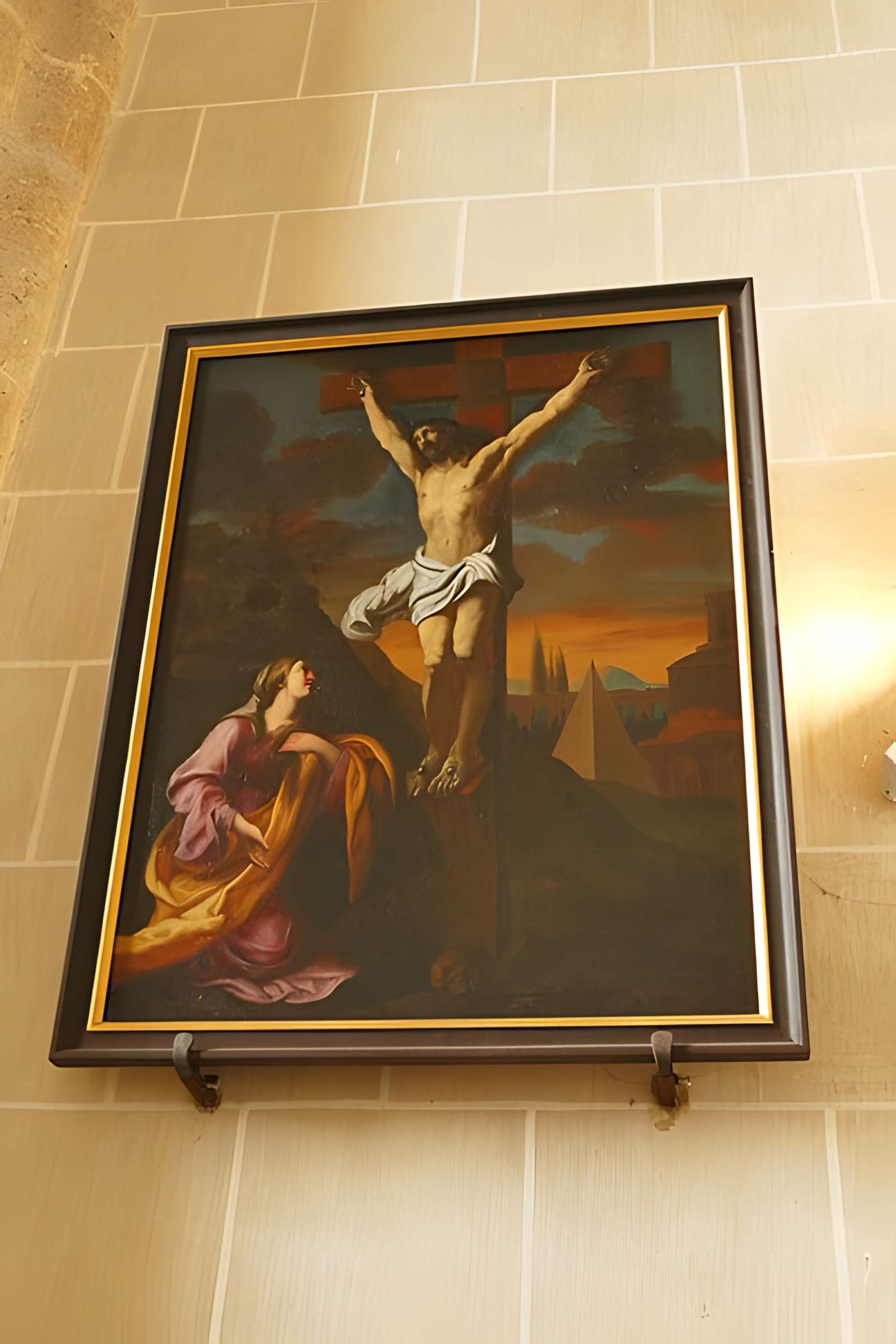 Église Saint-Martin de Beaune-la-Rolande et une croix