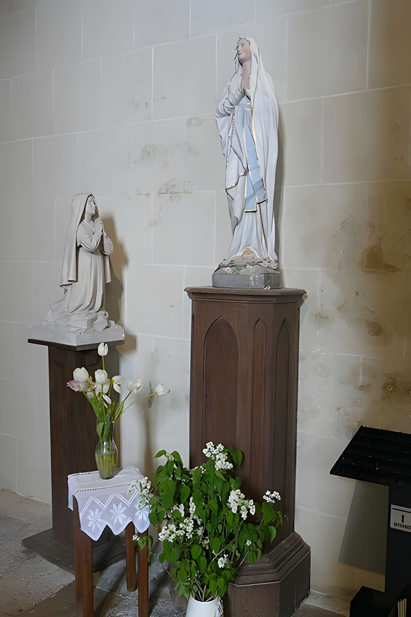 Église Saint-Martin de Beaune-la-Rolande et une croix