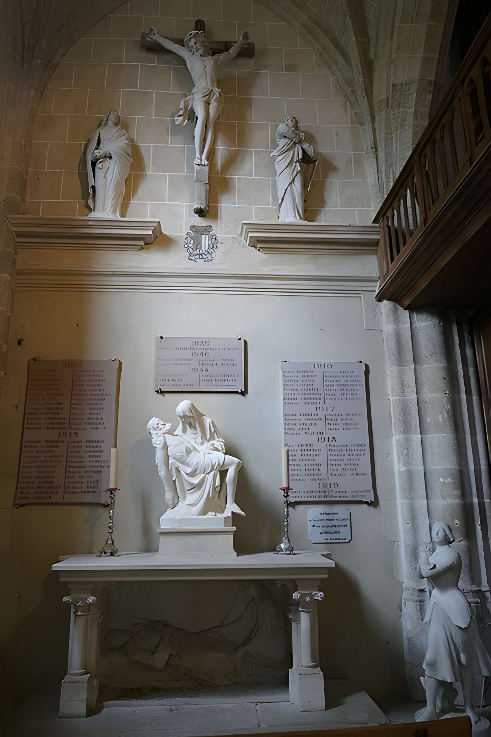 Église Saint-Martin de Beaune-la-Rolande et une croix