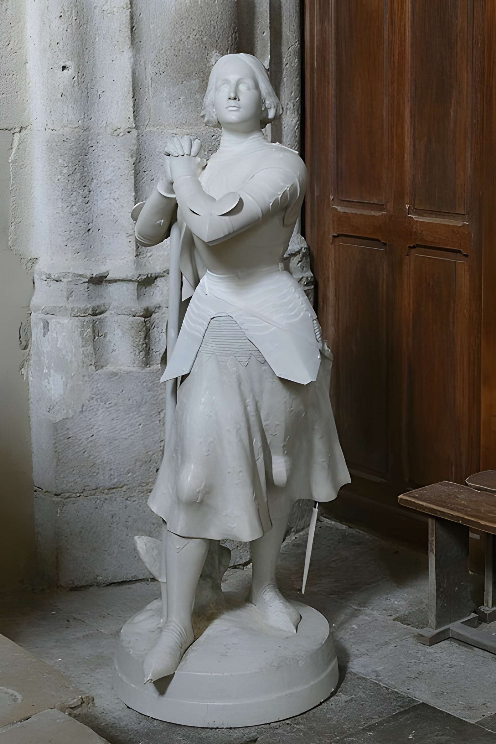 Église Saint-Martin de Beaune-la-Rolande et une croix