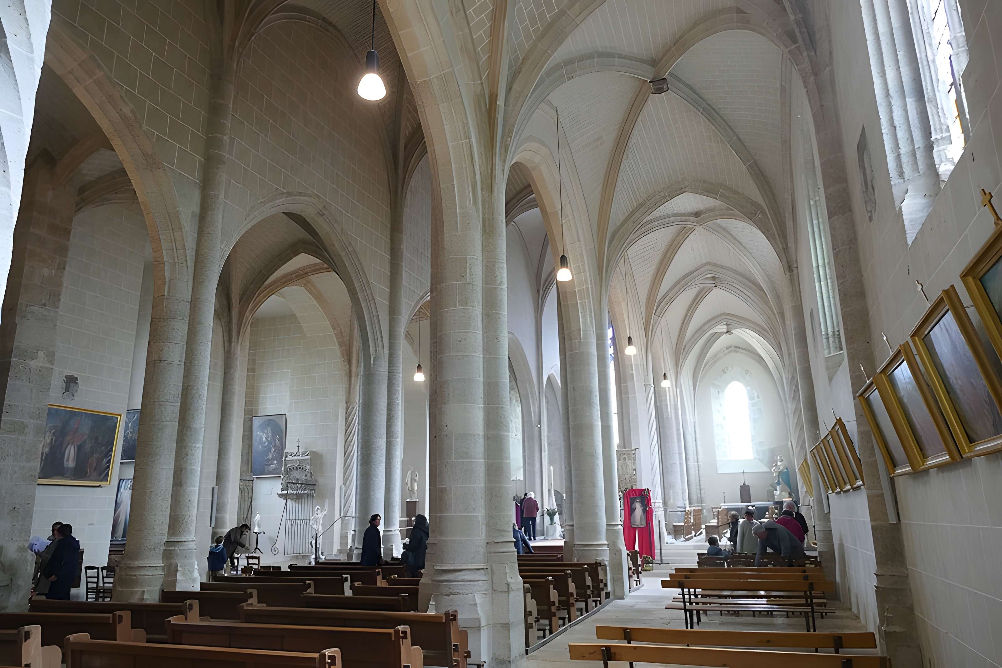 Église Saint-Martin de Beaune-la-Rolande et une croix