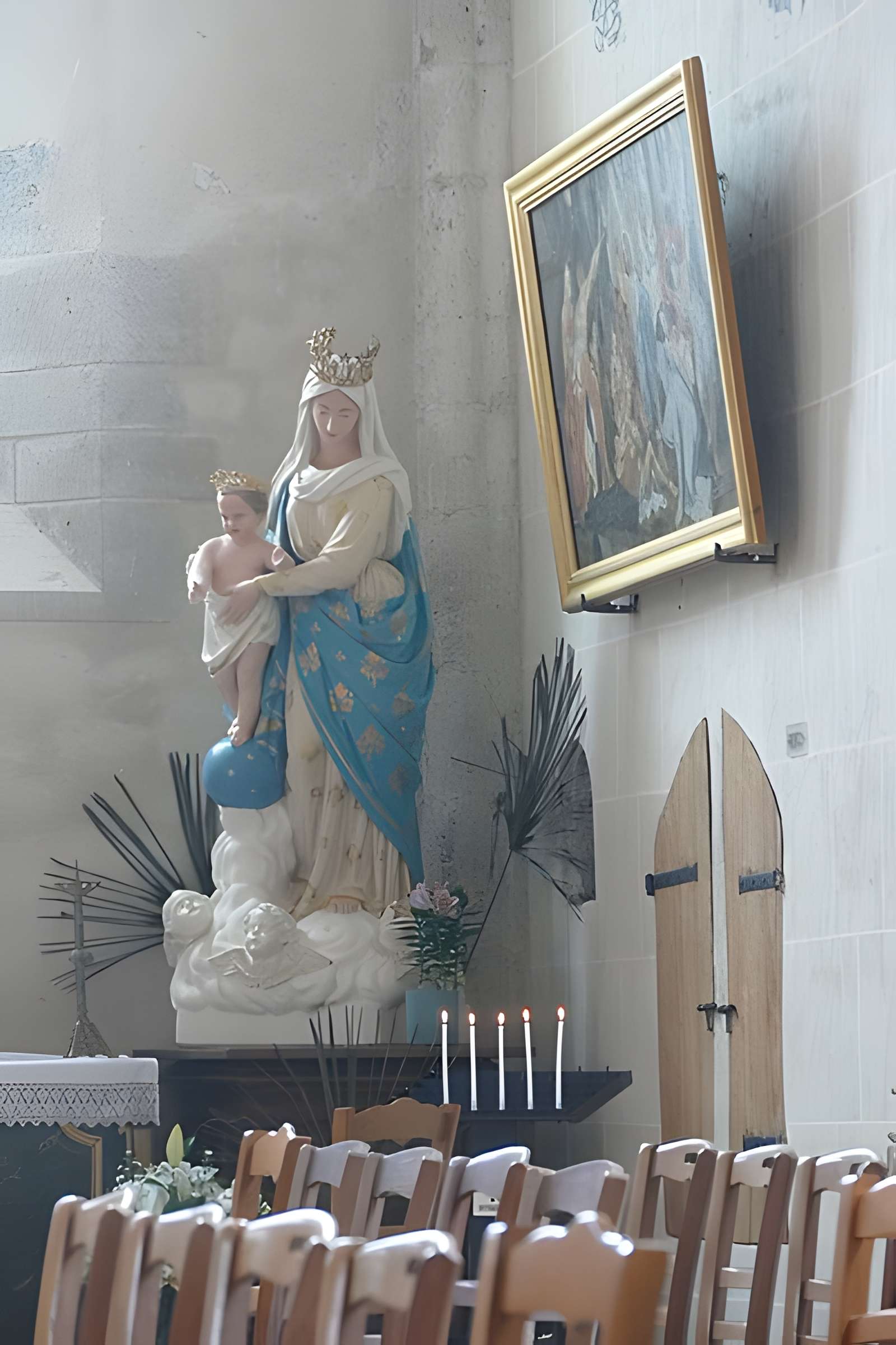 Église Saint-Martin de Beaune-la-Rolande et une croix