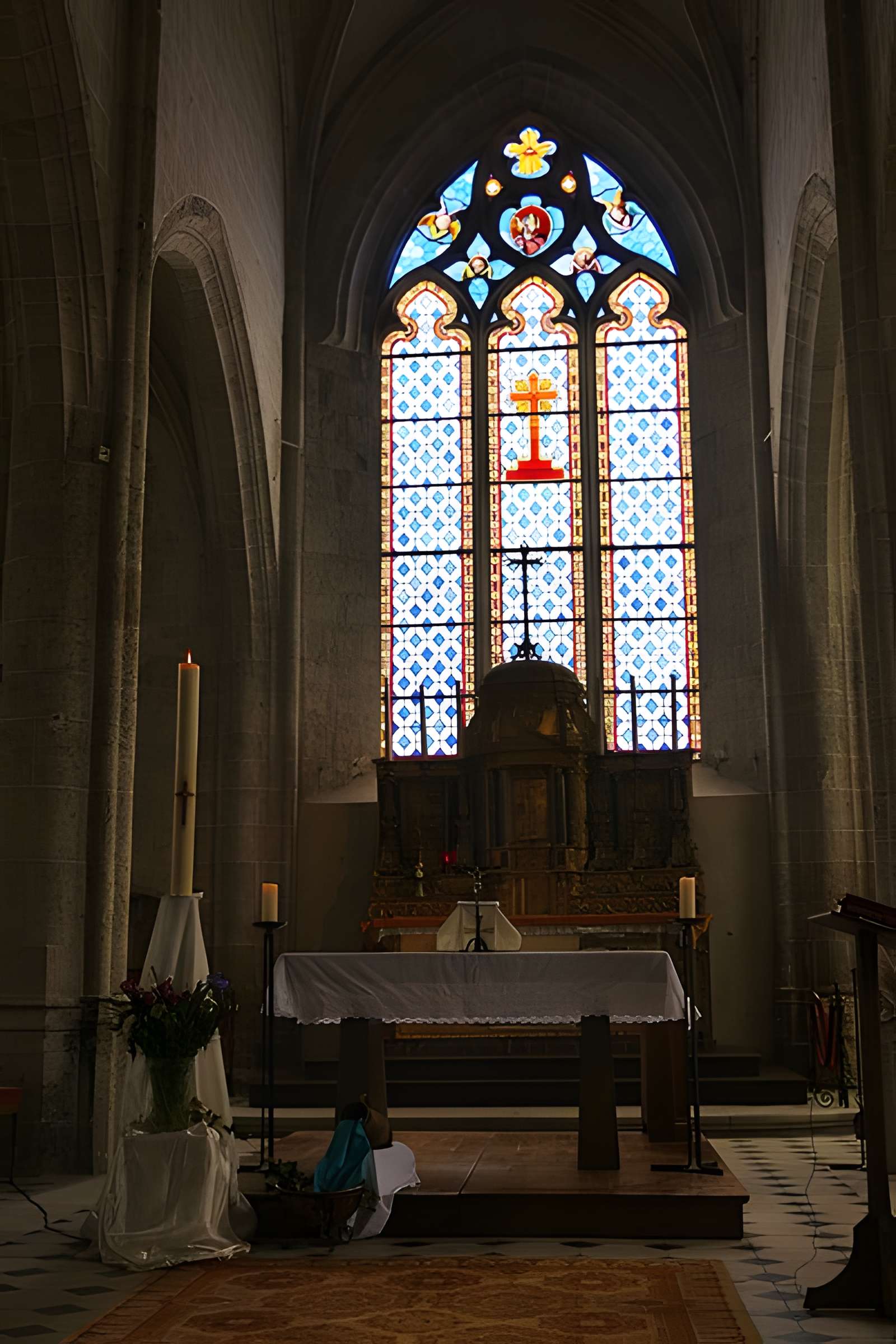 Église Saint-Martin de Beaune-la-Rolande et une croix