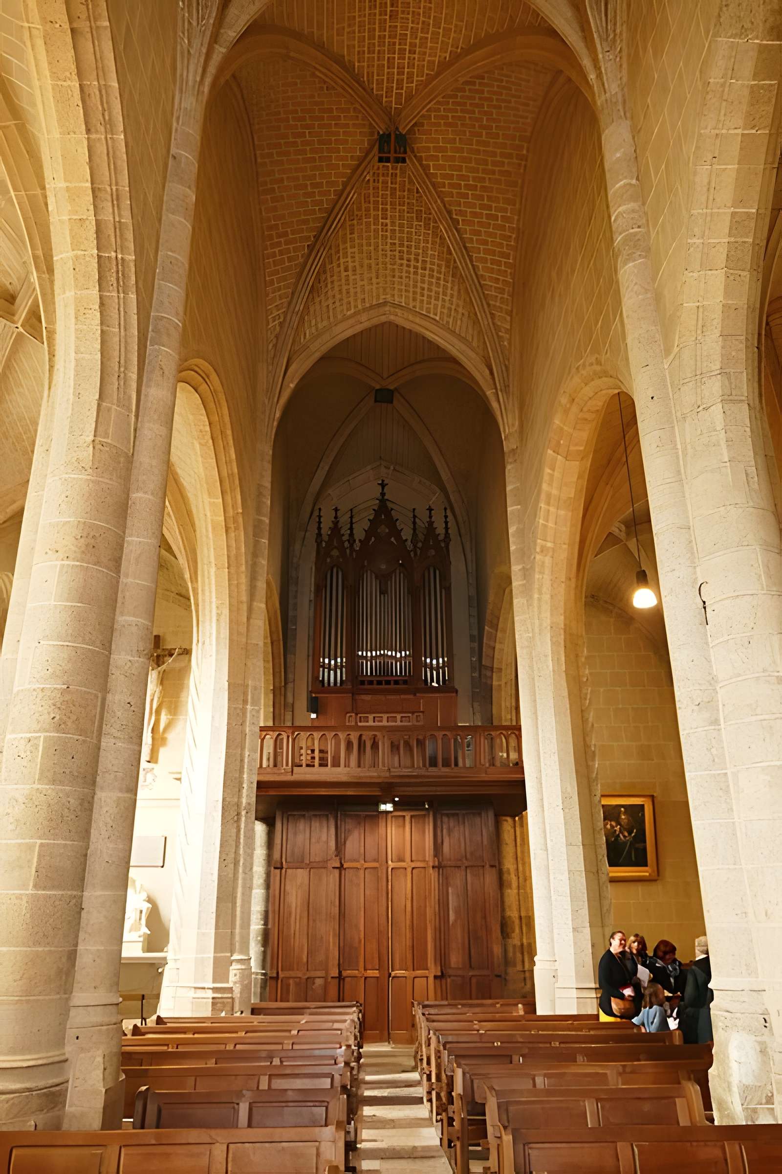 Église Saint-Martin de Beaune-la-Rolande et une croix