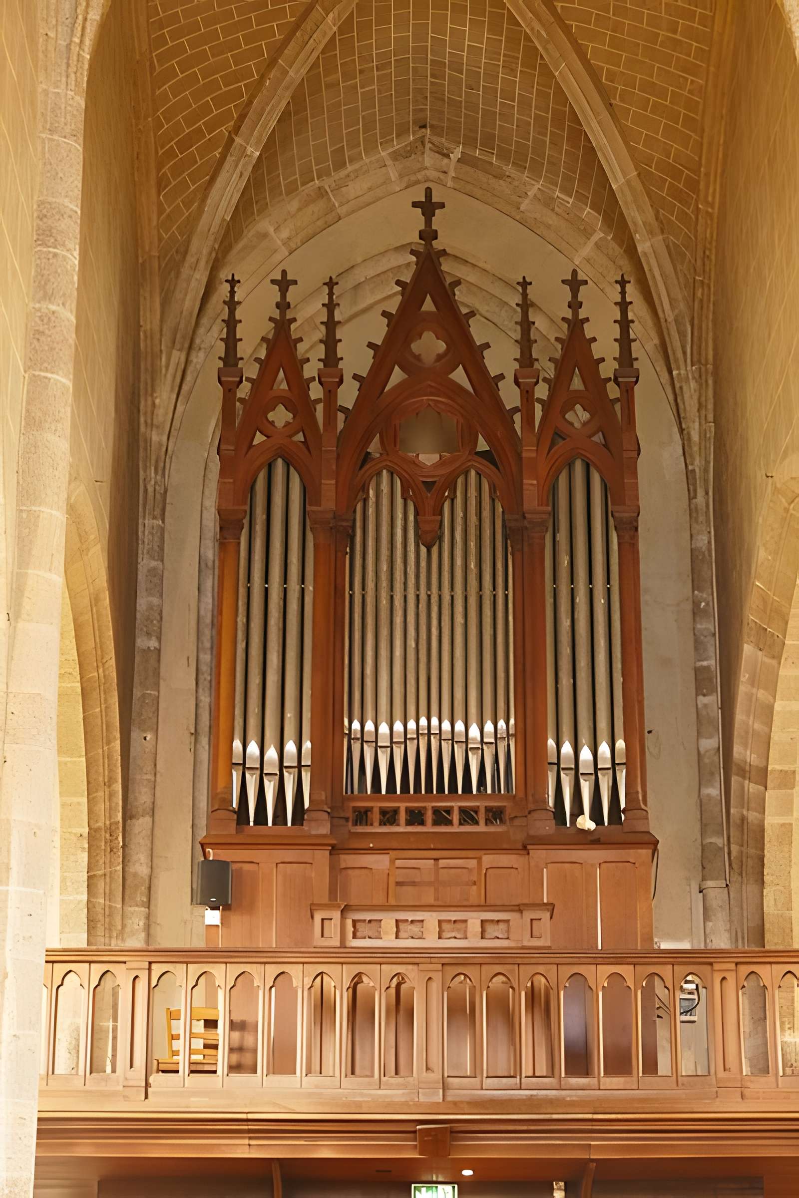 Église Saint-Martin de Beaune-la-Rolande et une croix