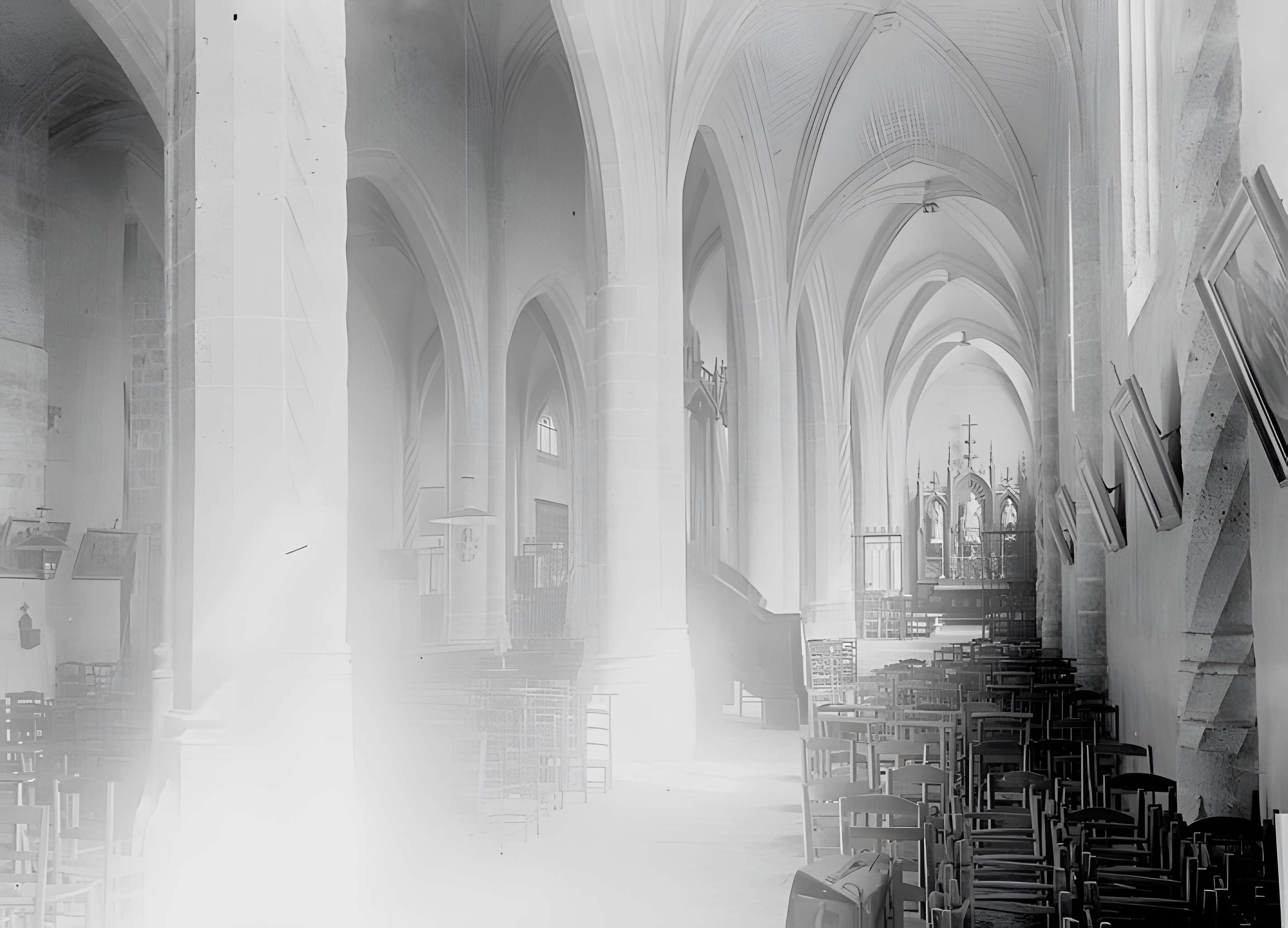 Église Saint-Martin de Beaune-la-Rolande et une croix