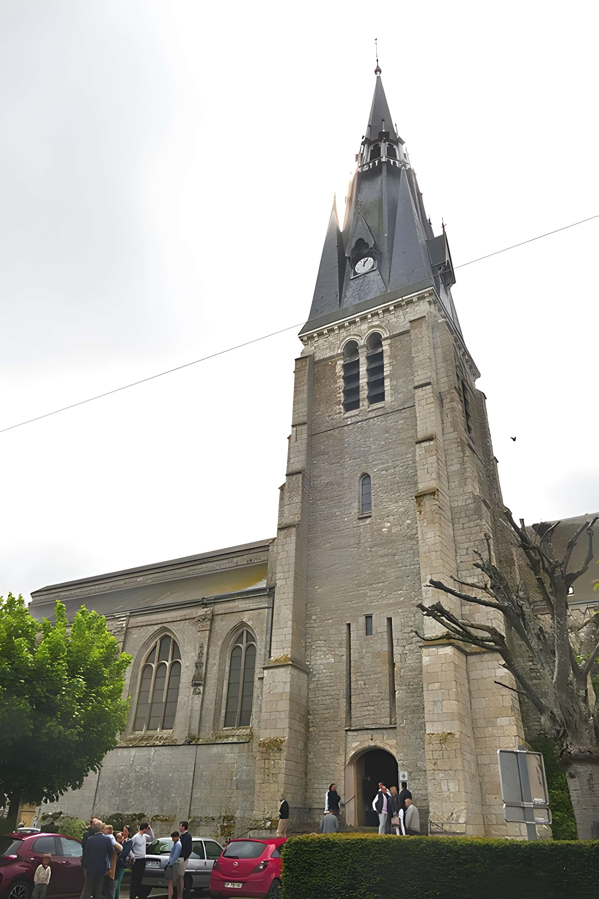 Église Saint-Martin de Beaune-la-Rolande et une croix