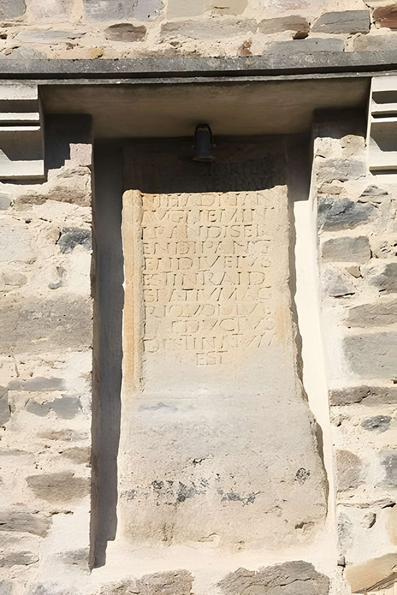 Aqueduc du Gier à Soucieu-en-Jarrest . La pierre de Chagnon