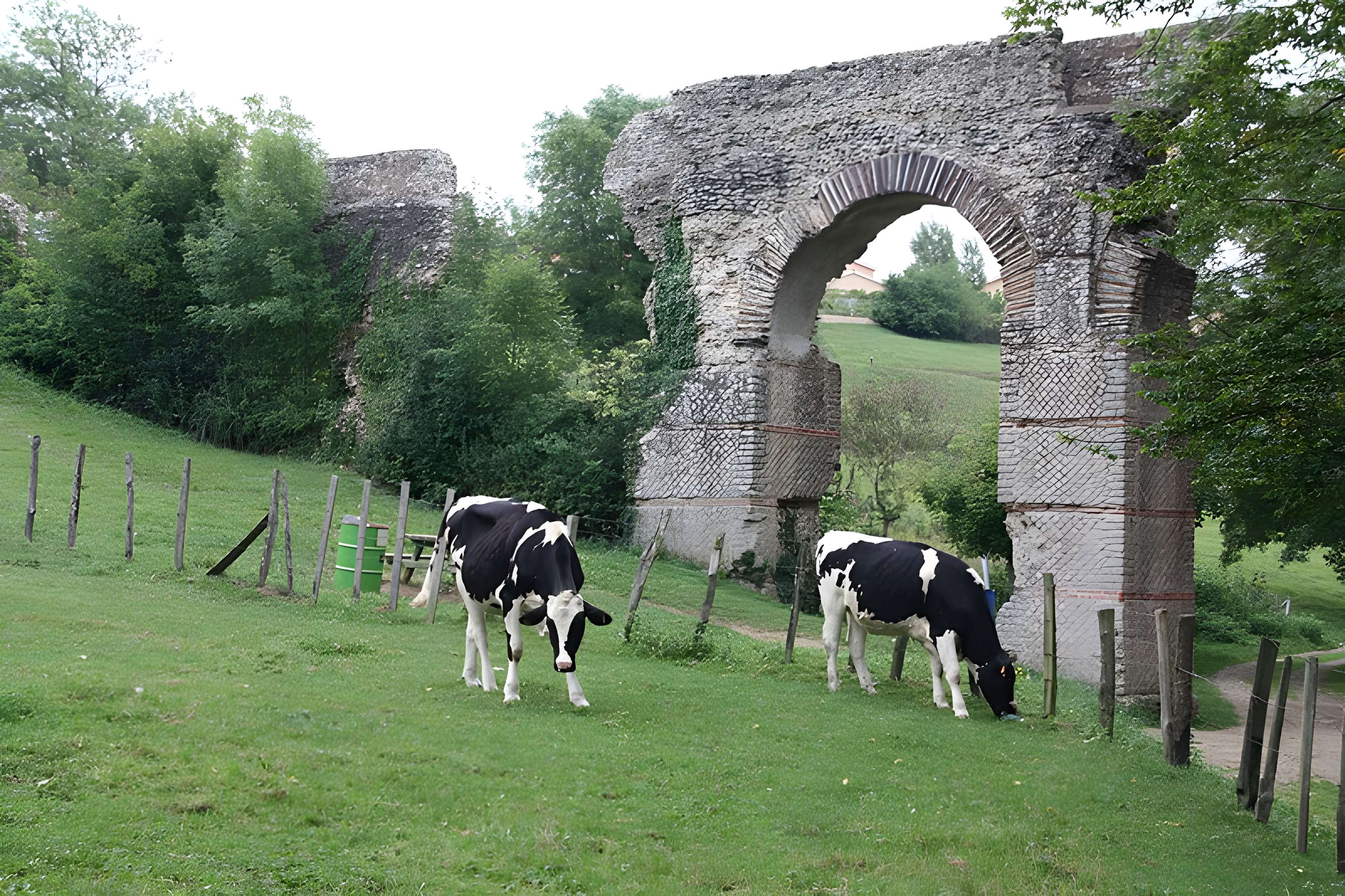 Aqueduc gallo-romain du Gier dit aussi du Mont Pilat (également sur communes de Brignais, Chaponost, Lyon, Sainte-Foy-lès Lyon, Soucieu-en-Jarrest)