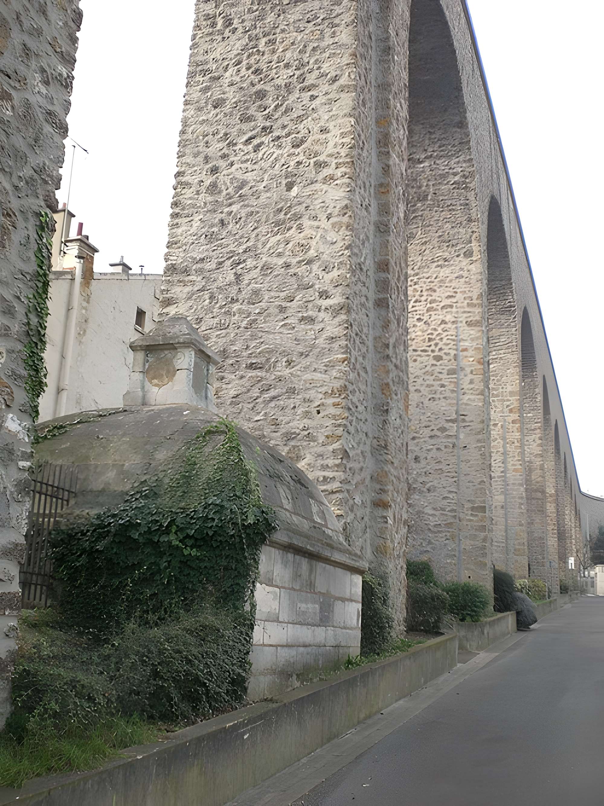 Aqueduc des Eaux de Rungis (également sur communes de Rungis, Fresnes, L'Hay-les-Roses, Cachan, Gentilly et Paris 14)