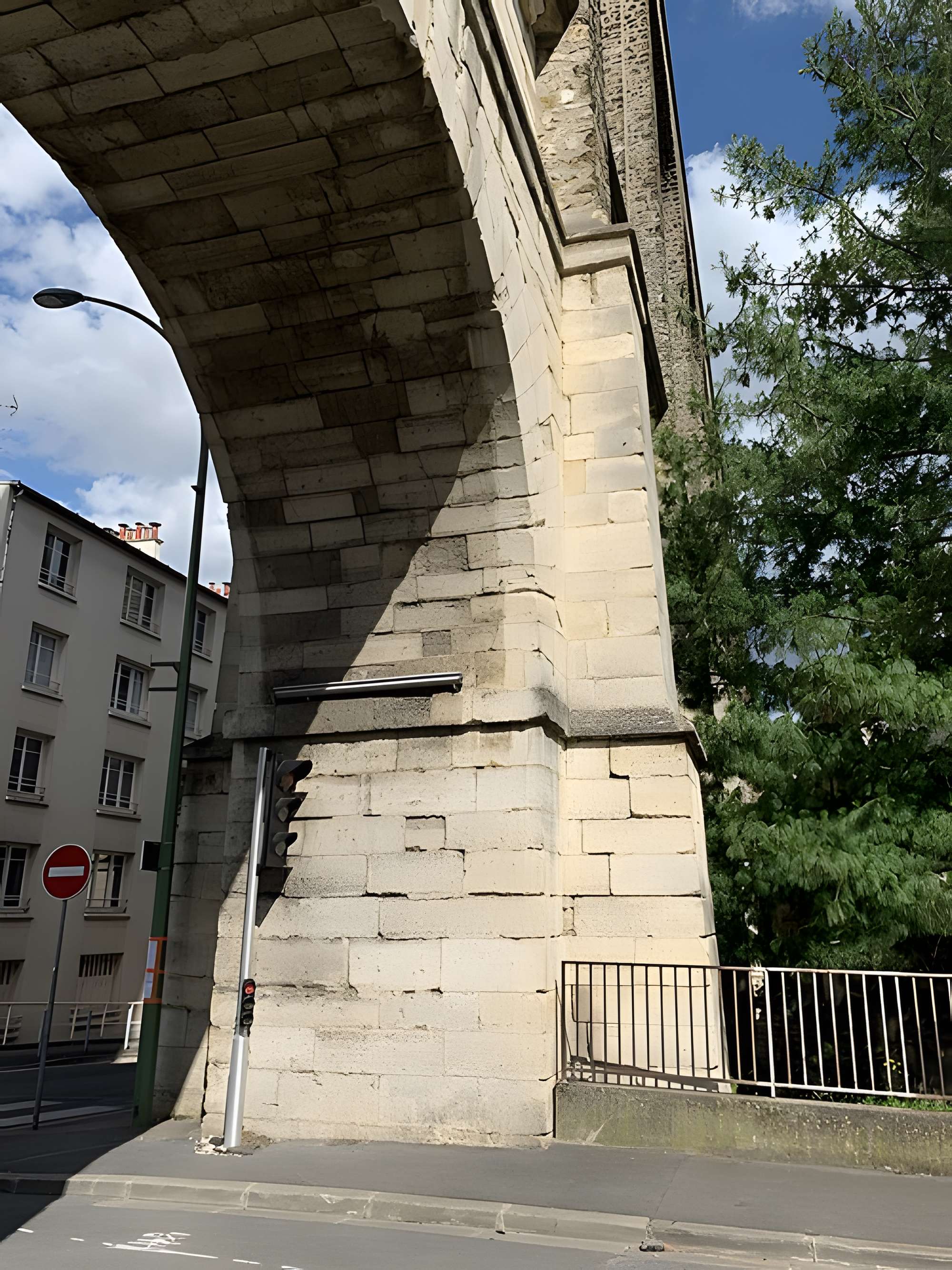 Aqueduc des Eaux de Rungis (également sur communes de Rungis, Fresnes, L'Hay-les-Roses, Cachan, Gentilly et Paris 14)