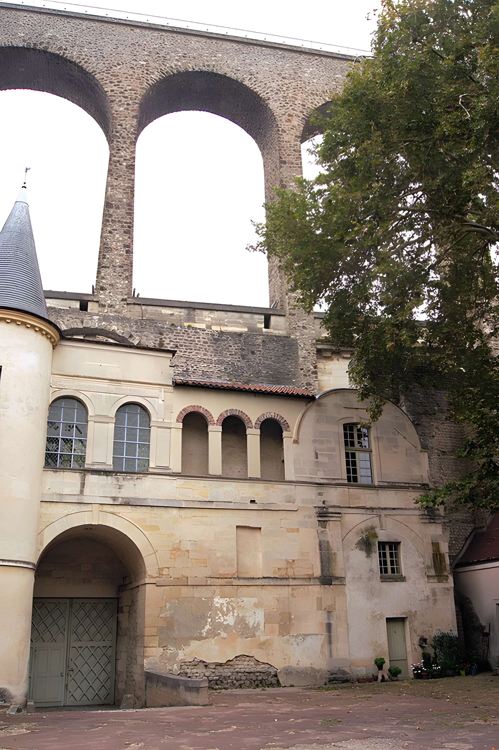 Aqueduc des Eaux de Rungis (également sur communes de Rungis, Fresnes, L'Hay-les-Roses, Cachan, Gentilly et Paris 14)