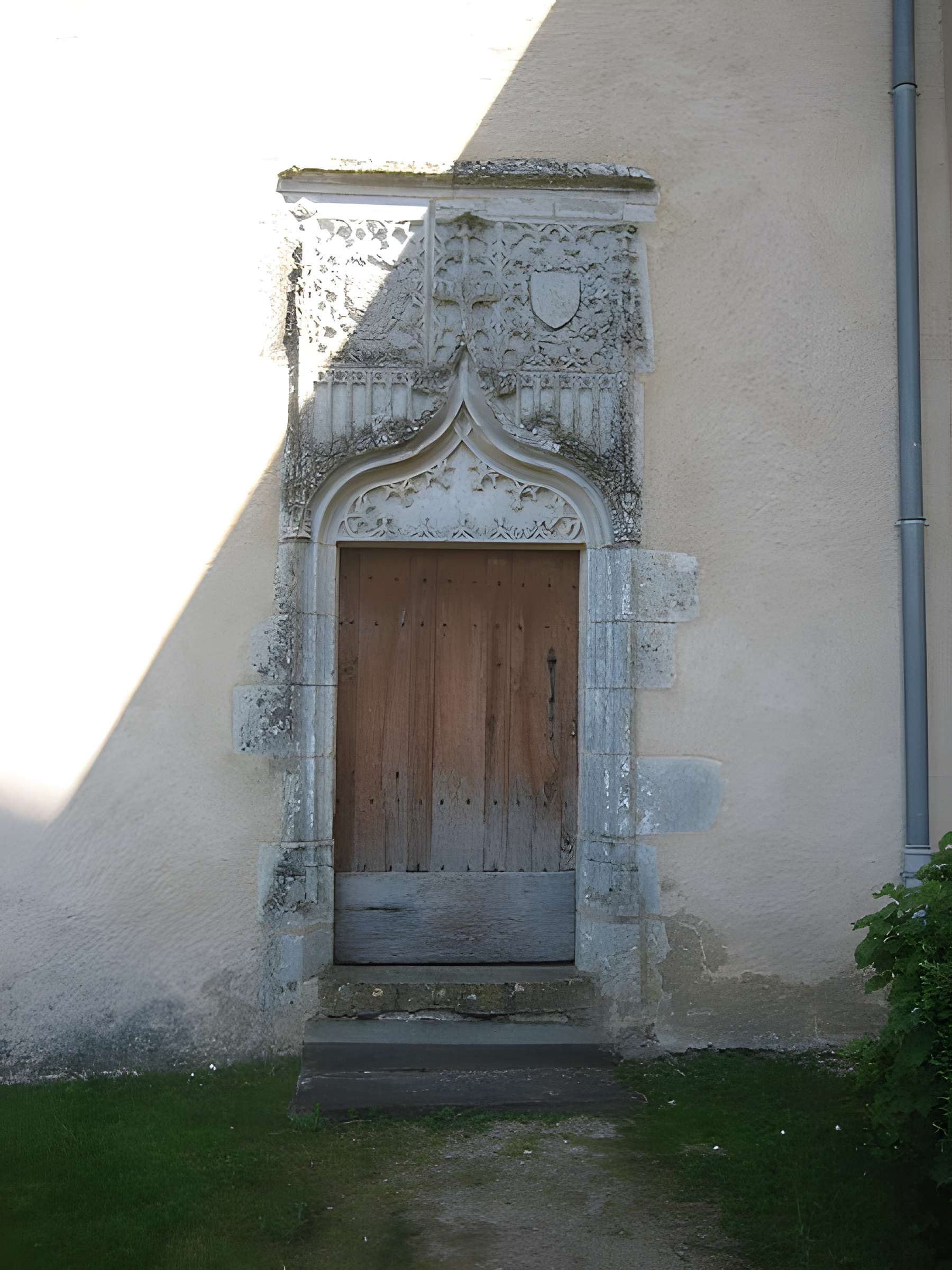 Église Saint-Martin de Montipouret et croix 