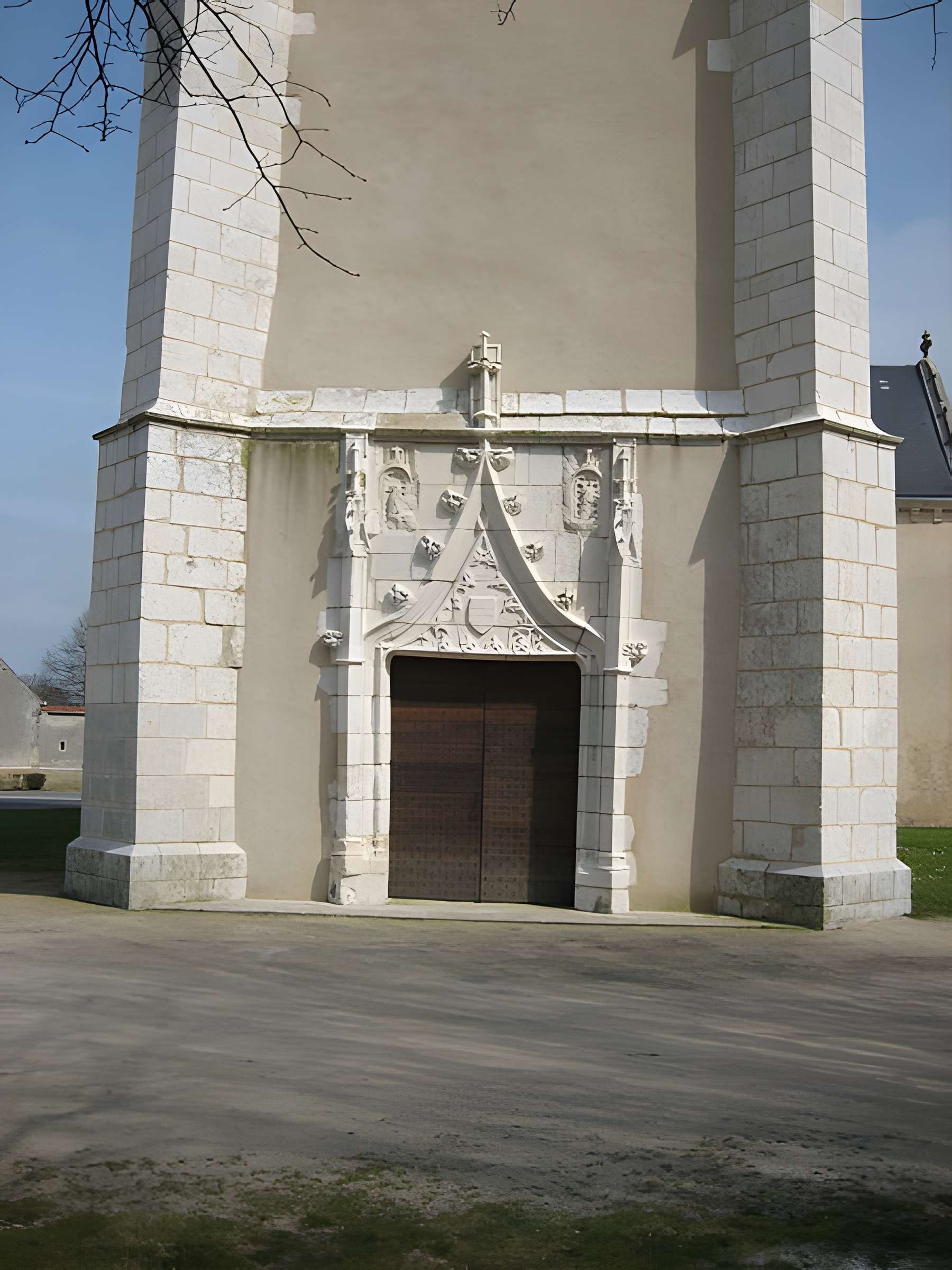 Église Saint-Martin de Montipouret et croix