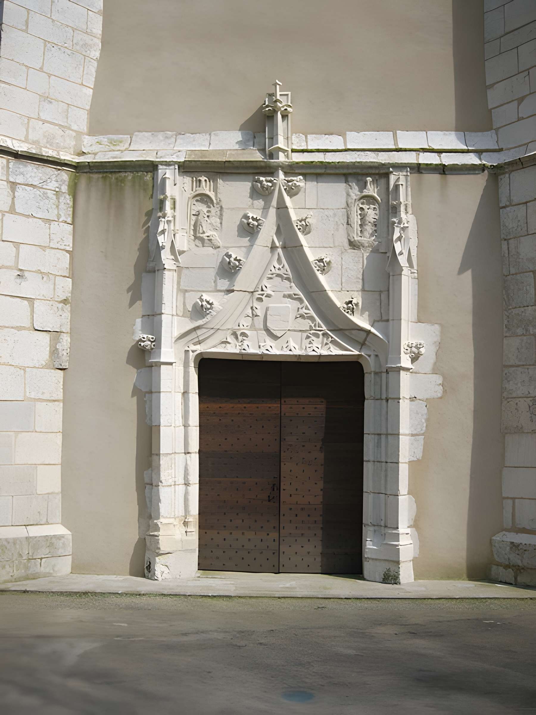 Église Saint-Martin de Montipouret et croix