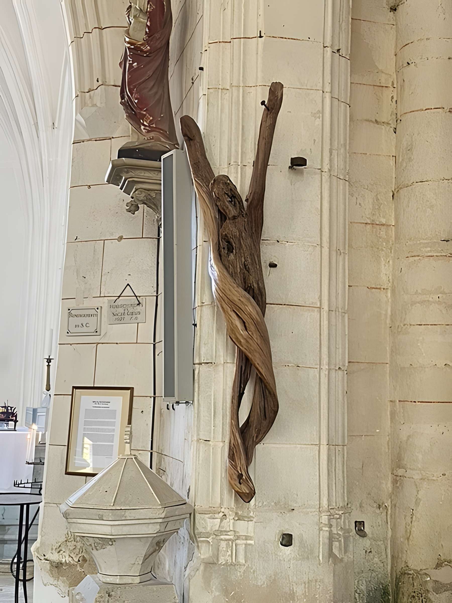 Église Saint-Martin de Montipouret et croix