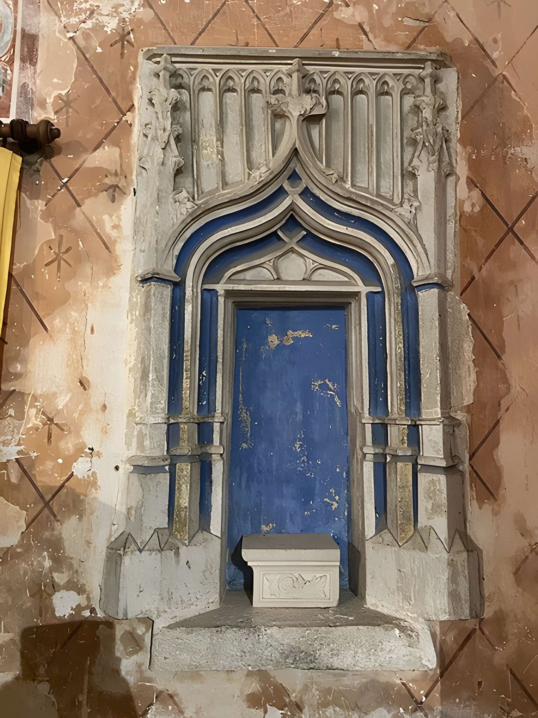 Église Saint-Martin de Montipouret et croix