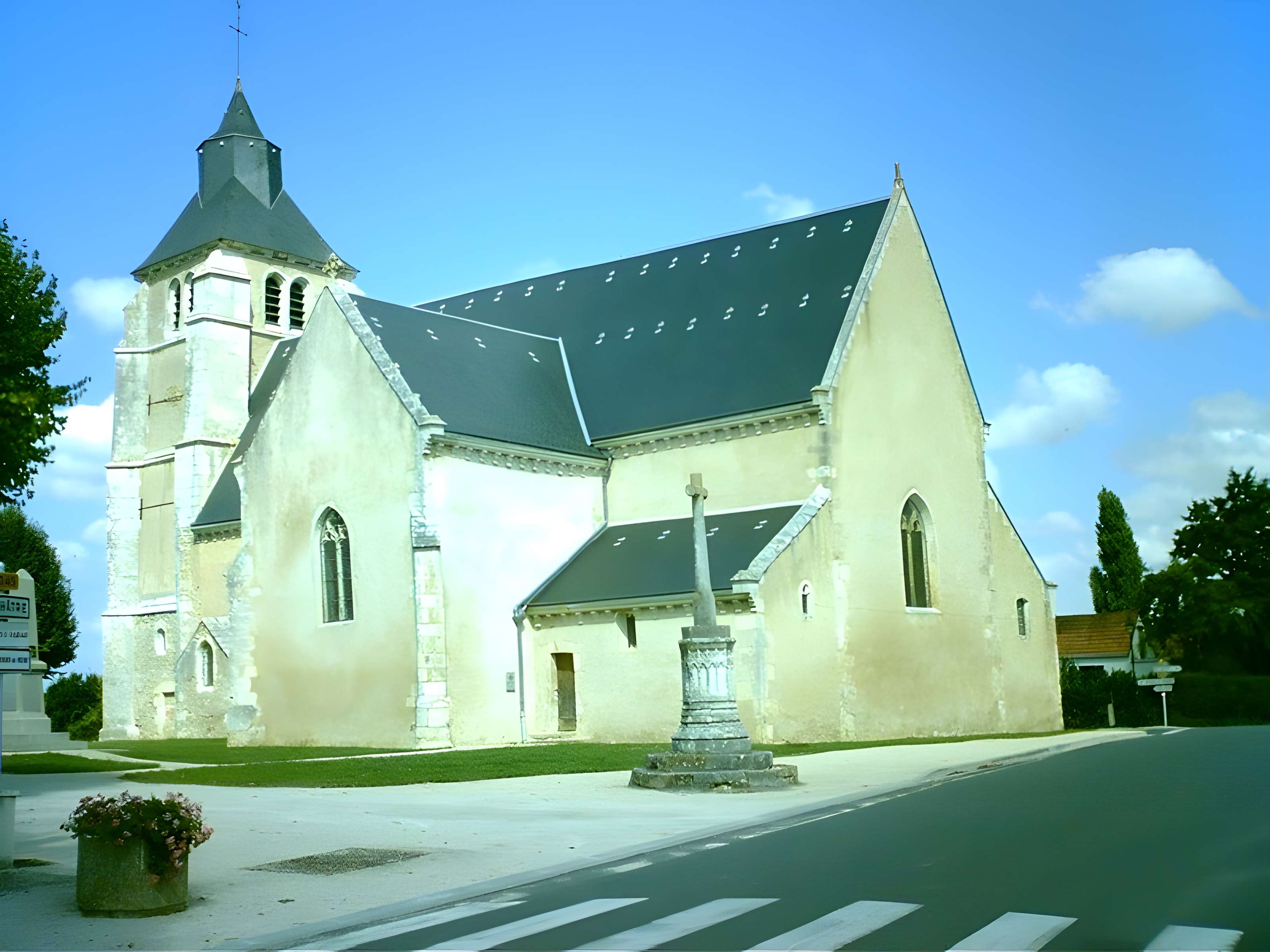 Église Saint-Martin de Montipouret et croix