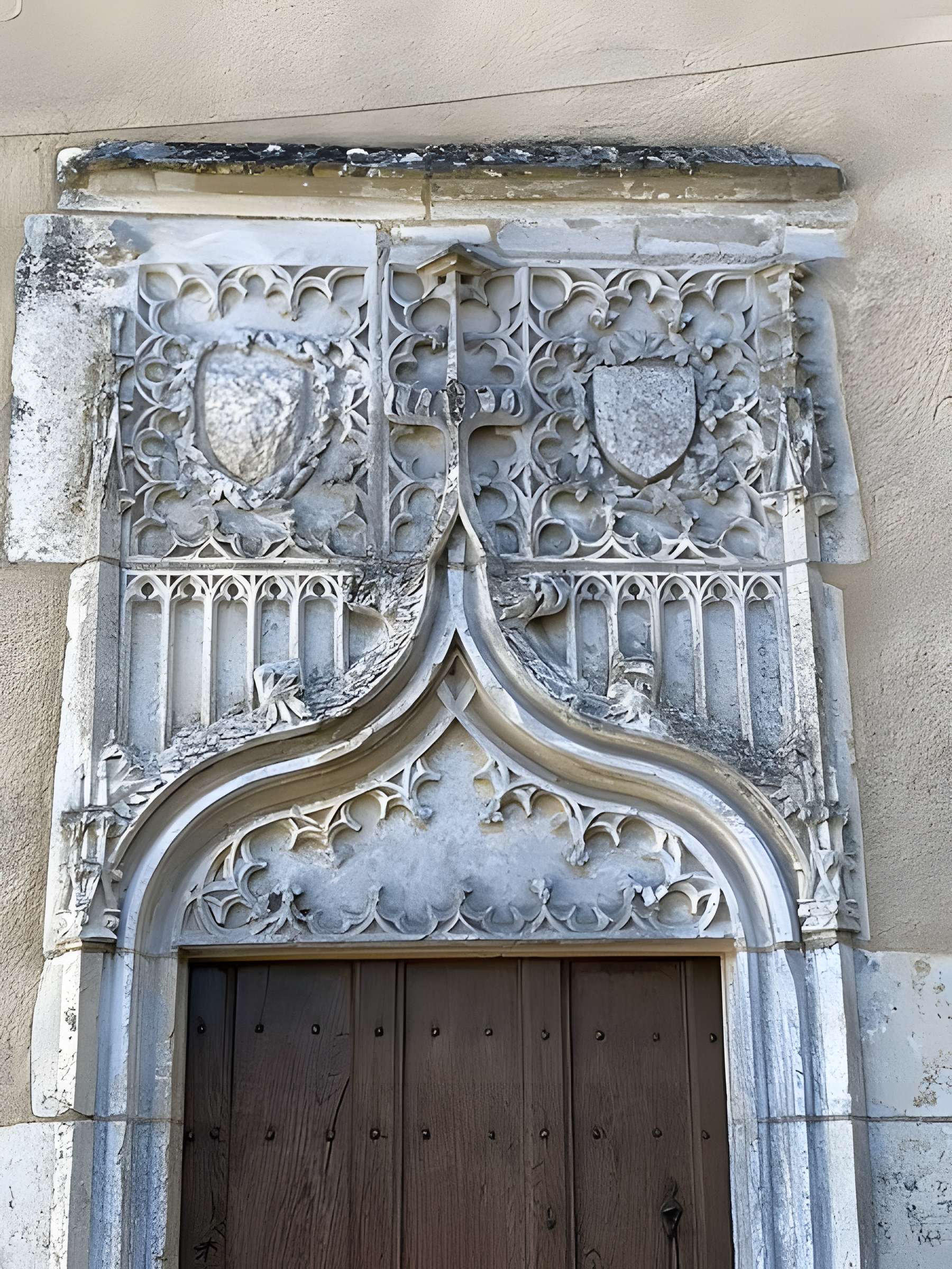 Église Saint-Martin de Montipouret et croix