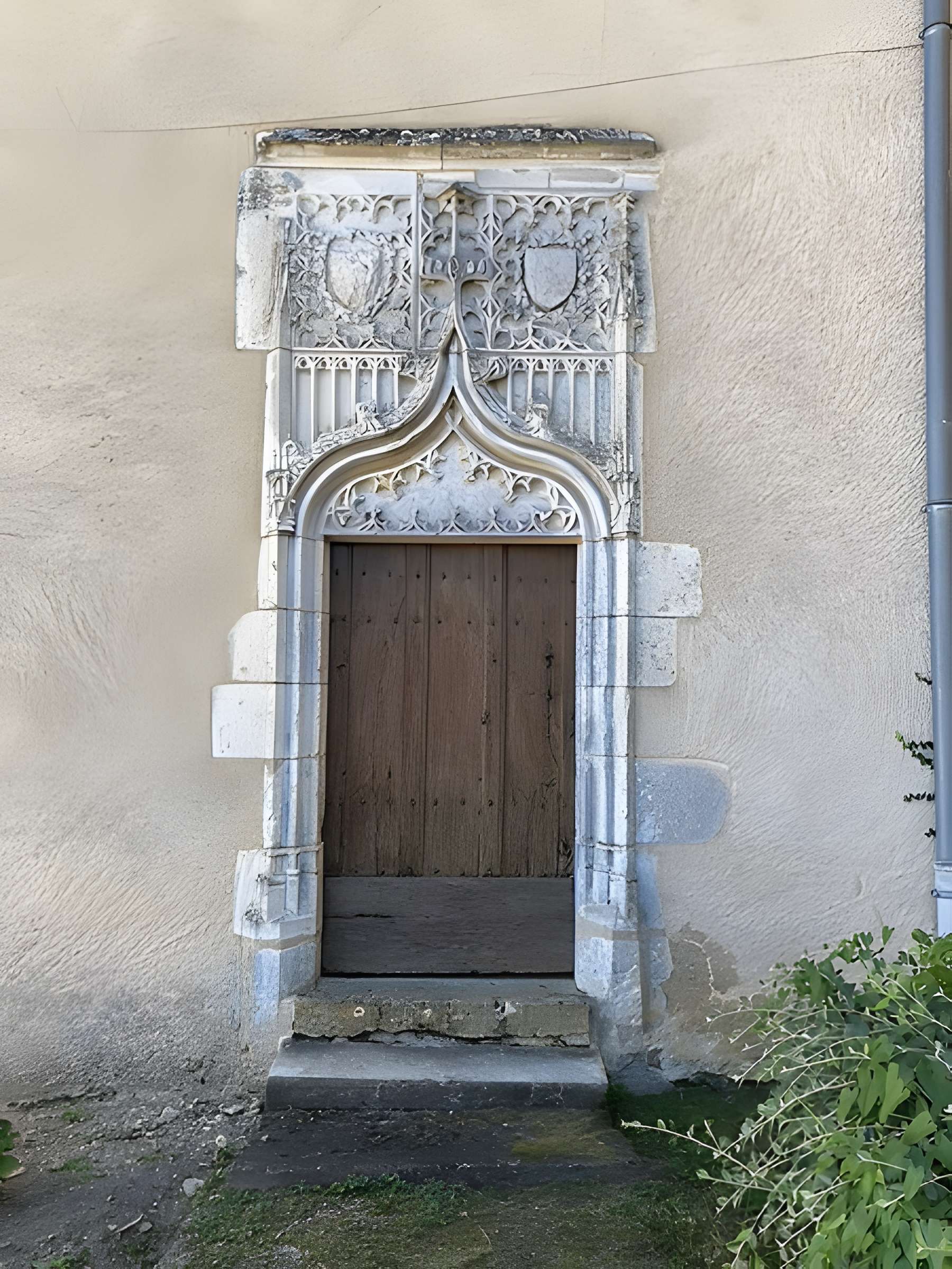 Église Saint-Martin de Montipouret et croix