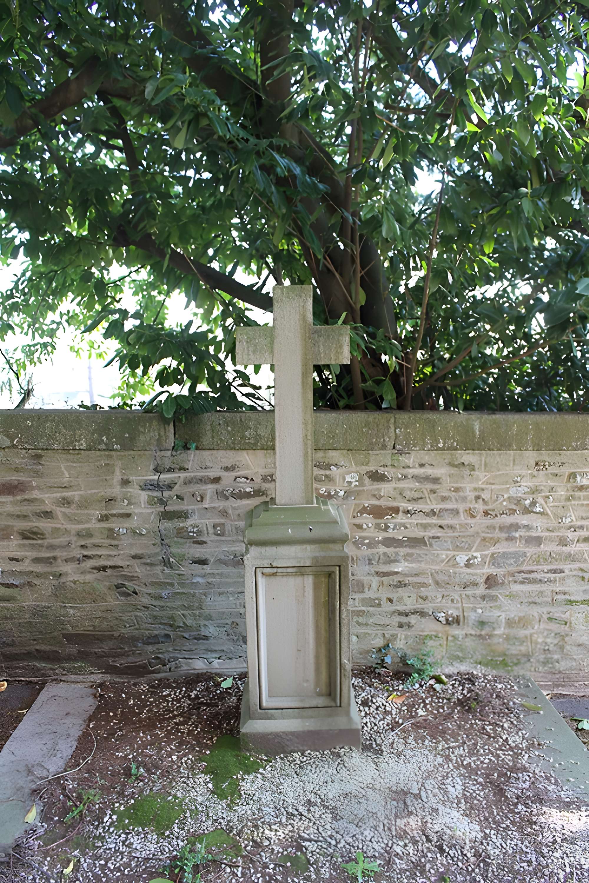 Eglise et le cimetière qui l'entoure